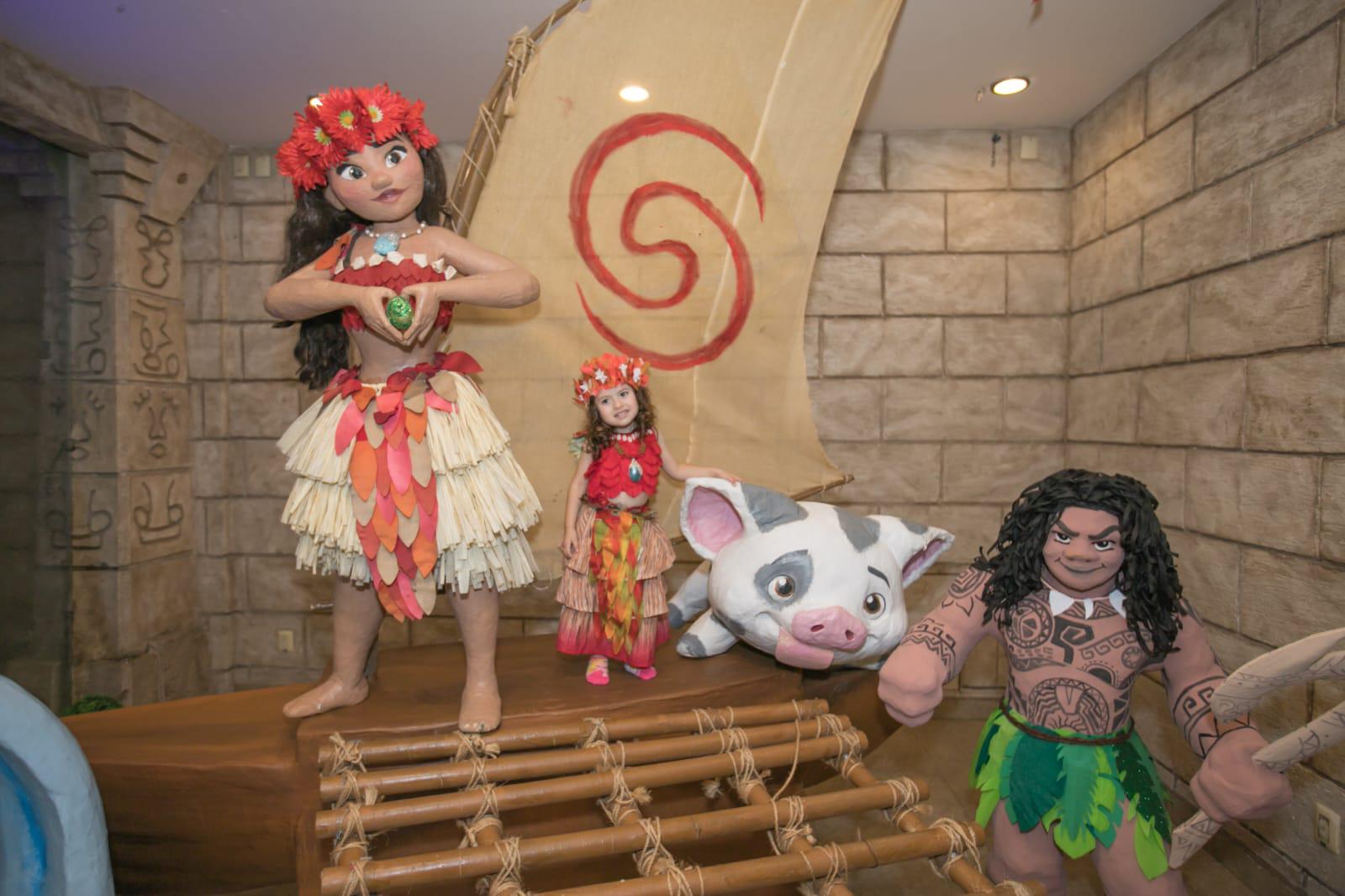 $!Los personajes de la película Moana adornaron la fiesta.
