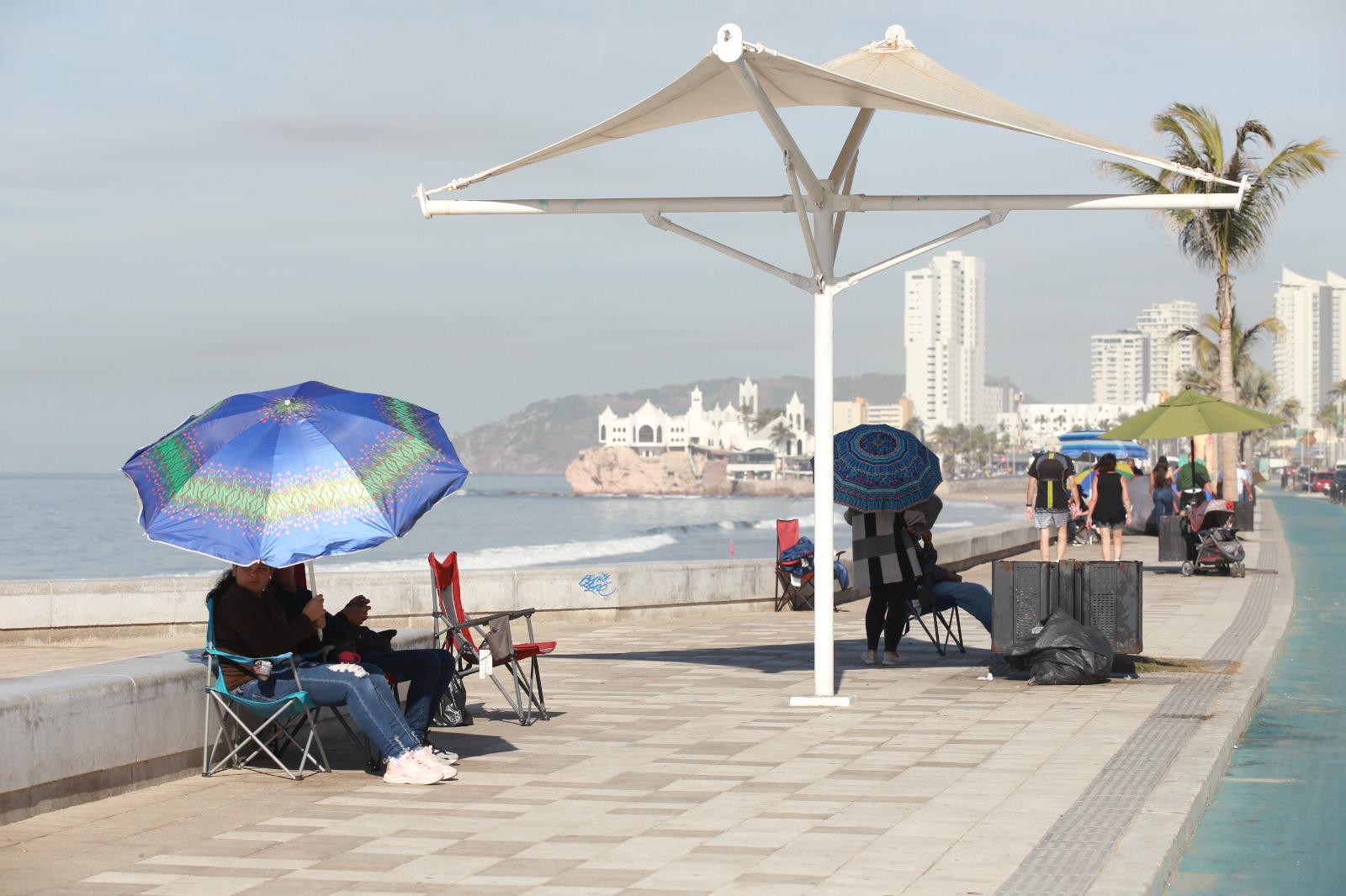 $!Llegan más al malecón a apartar lugar para desfile del Carnaval