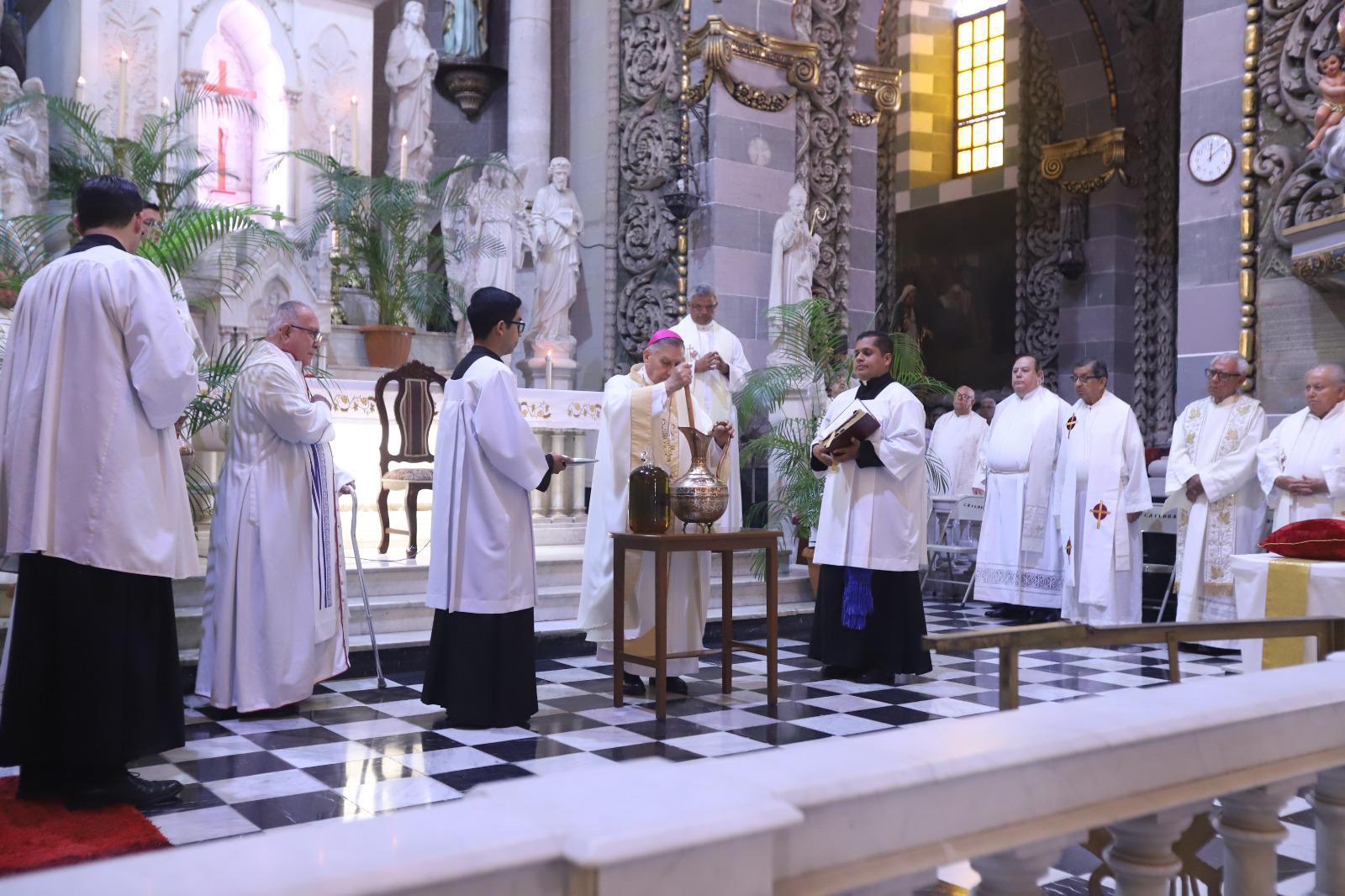 $!Renuevan presbíteros promesas sacerdotales y bendicen los óleos y el Santo Crisma