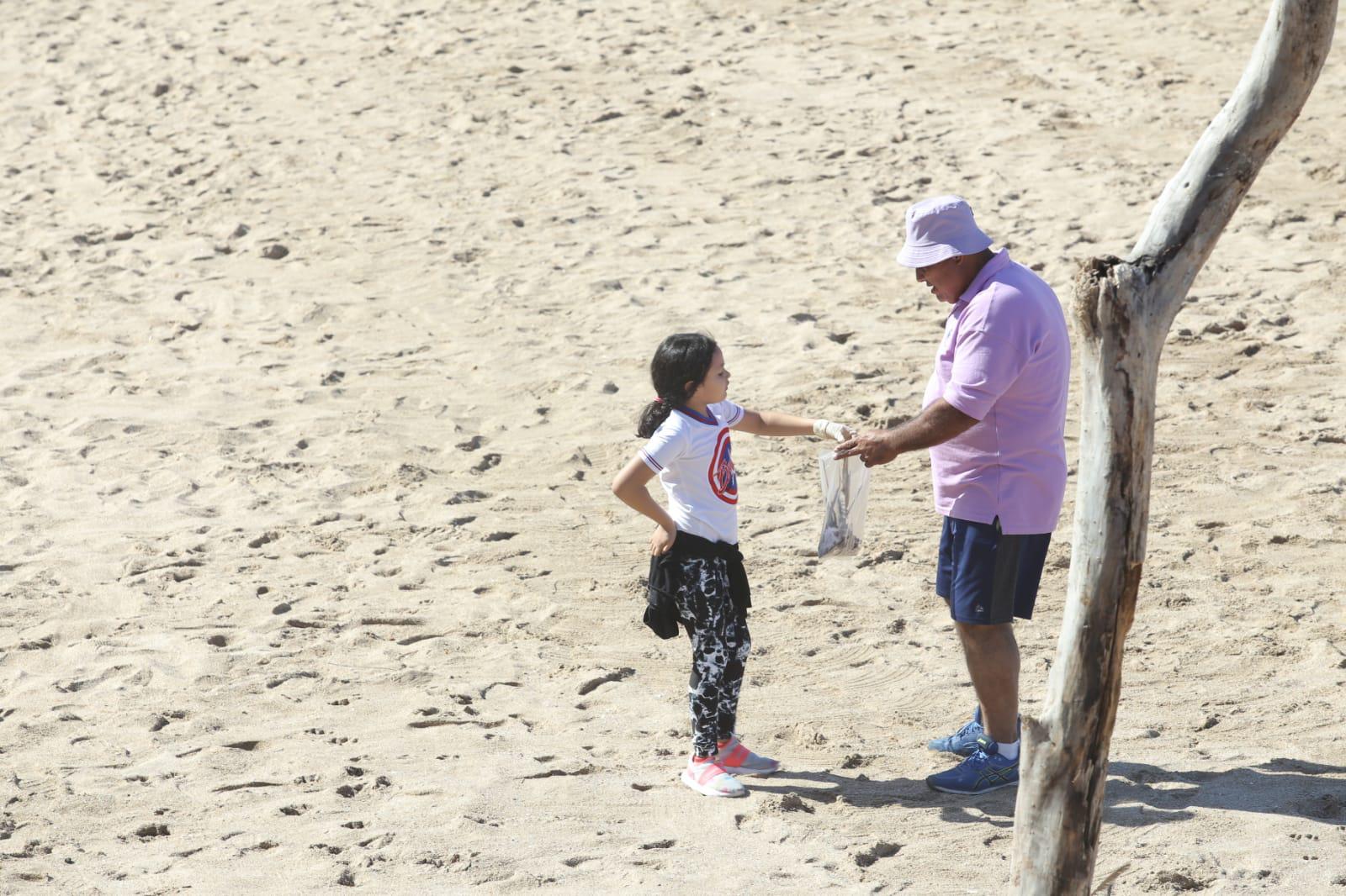 $!En Mazatlán, niños con discapacidad limpian las playas de Olas Altas