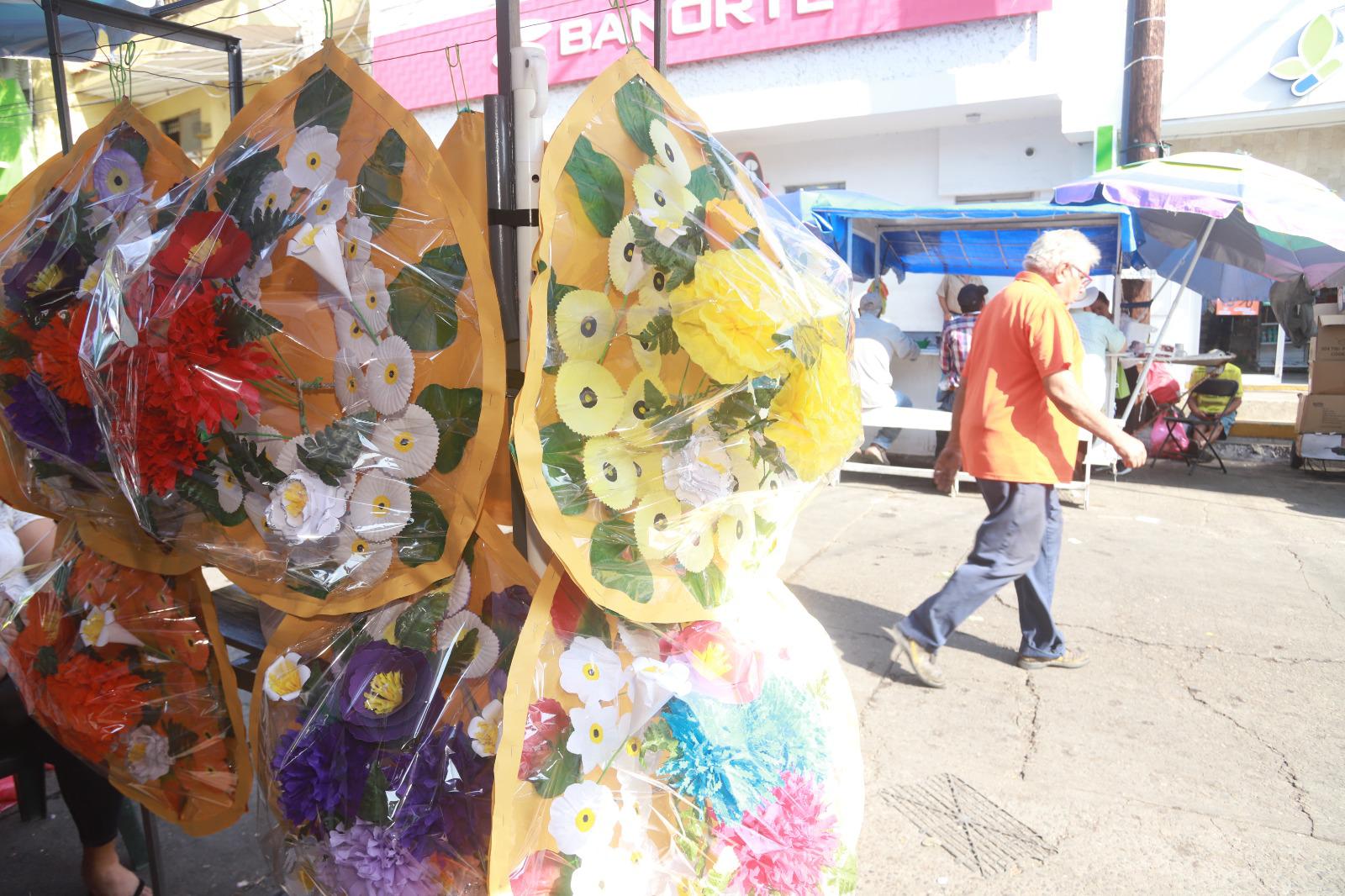 $!Se llena tianguis de la Juárez de máscaras por Halloween y flores por Día de Muertos
