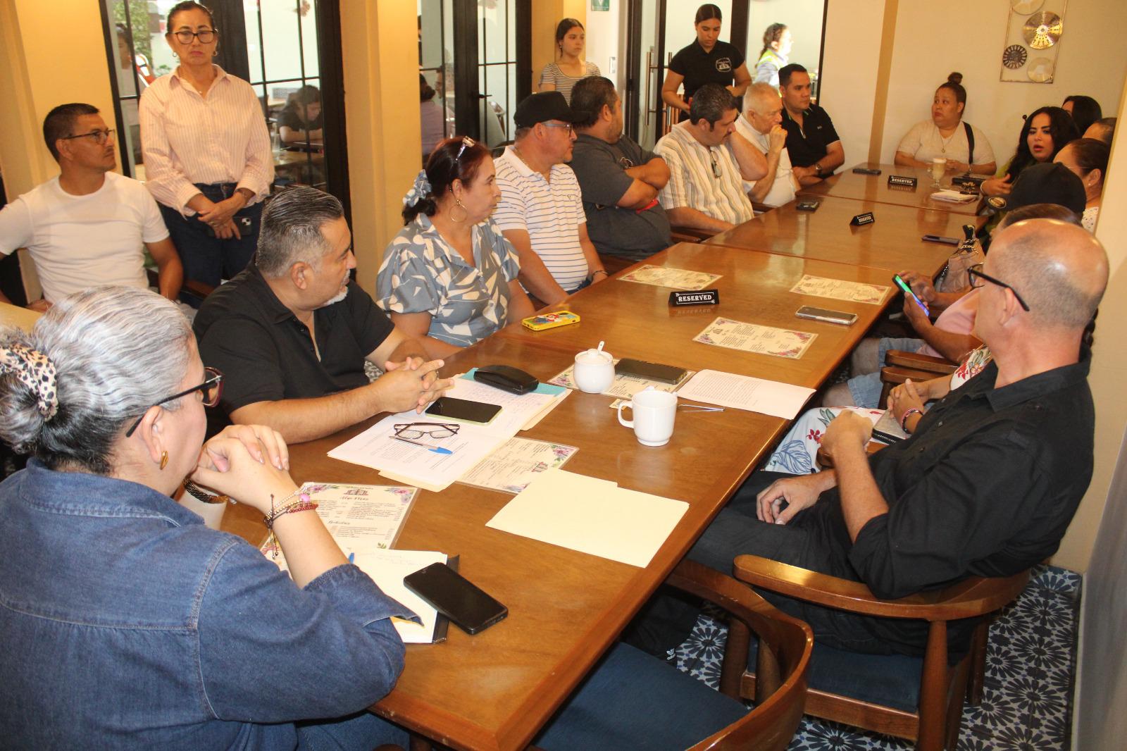 $!Graciela Domínguez se compromete a trabajar con comerciantes de Rosario para evitar cierre de cortinas