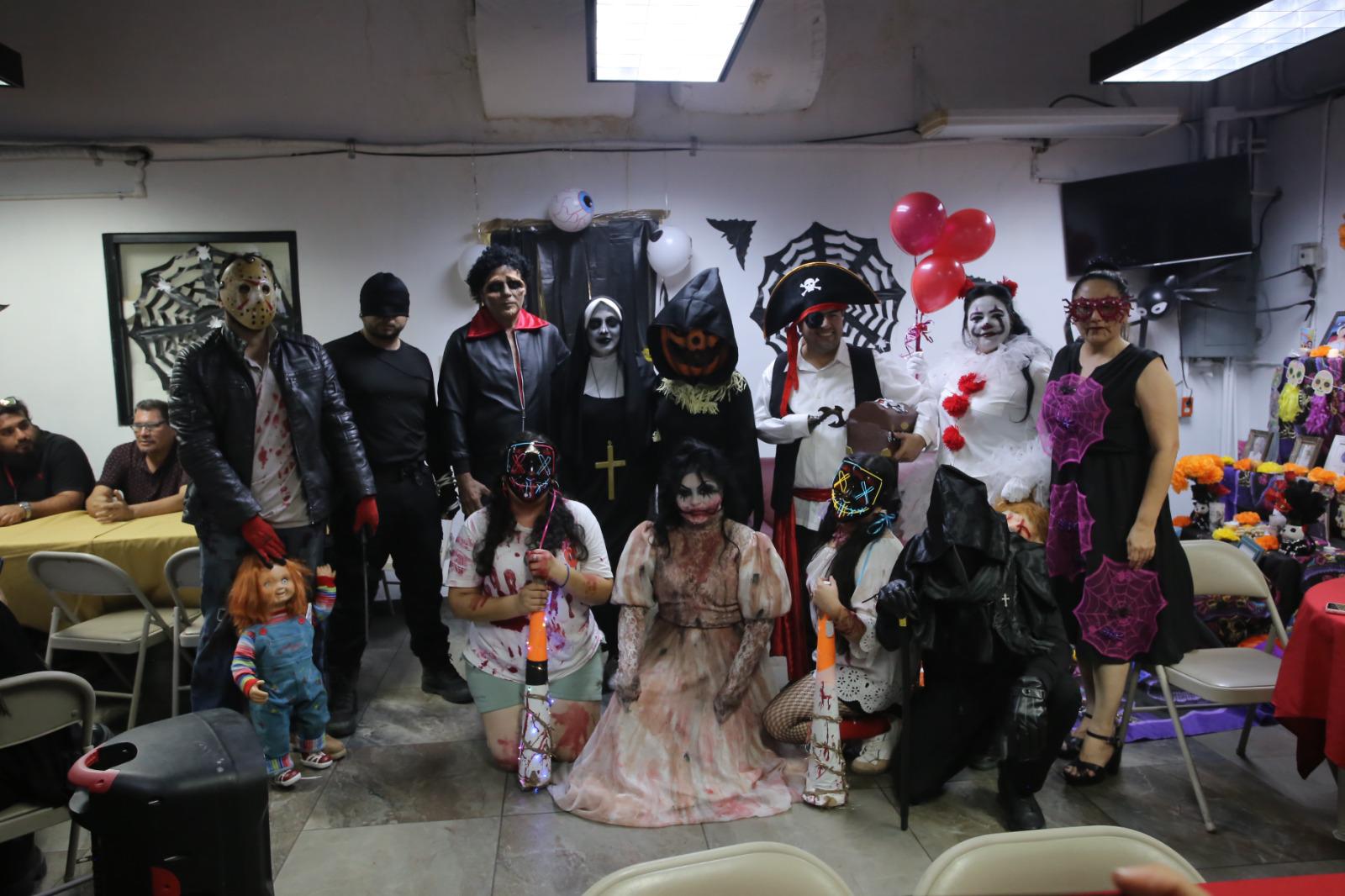 $!Los participantes en el Concurso de Disfraces se tomaron la fotografía del recuerdo.