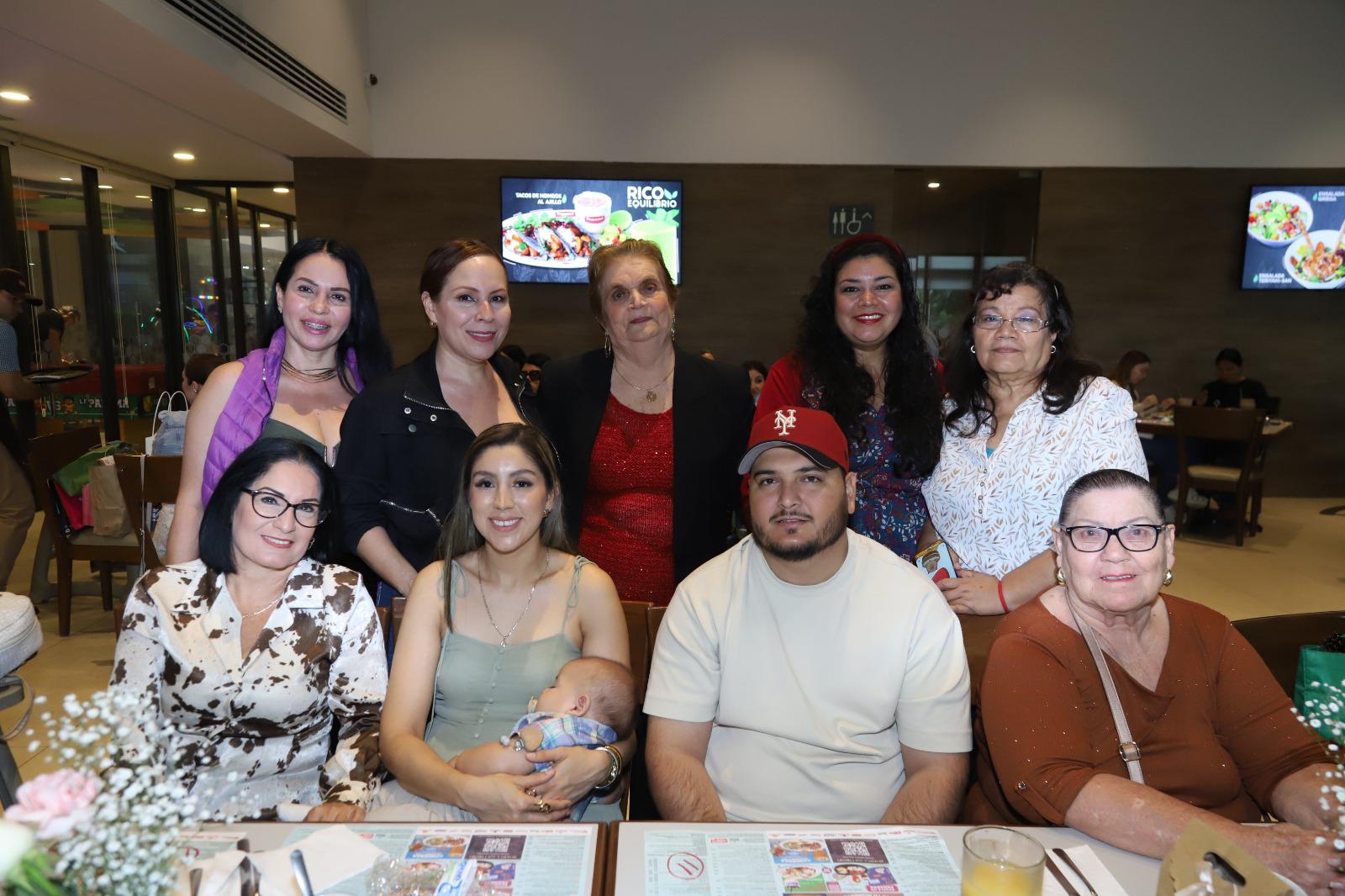 $!María de Jesús Garzón, Ana Patricia Garzón, María de la Paz Garzón, Alma Cristina Cortés, Bertha Alicia Hermosillo. Sentados, Ana Moreno, Paola e Iván Tirado y Guadalupe Vázquez.