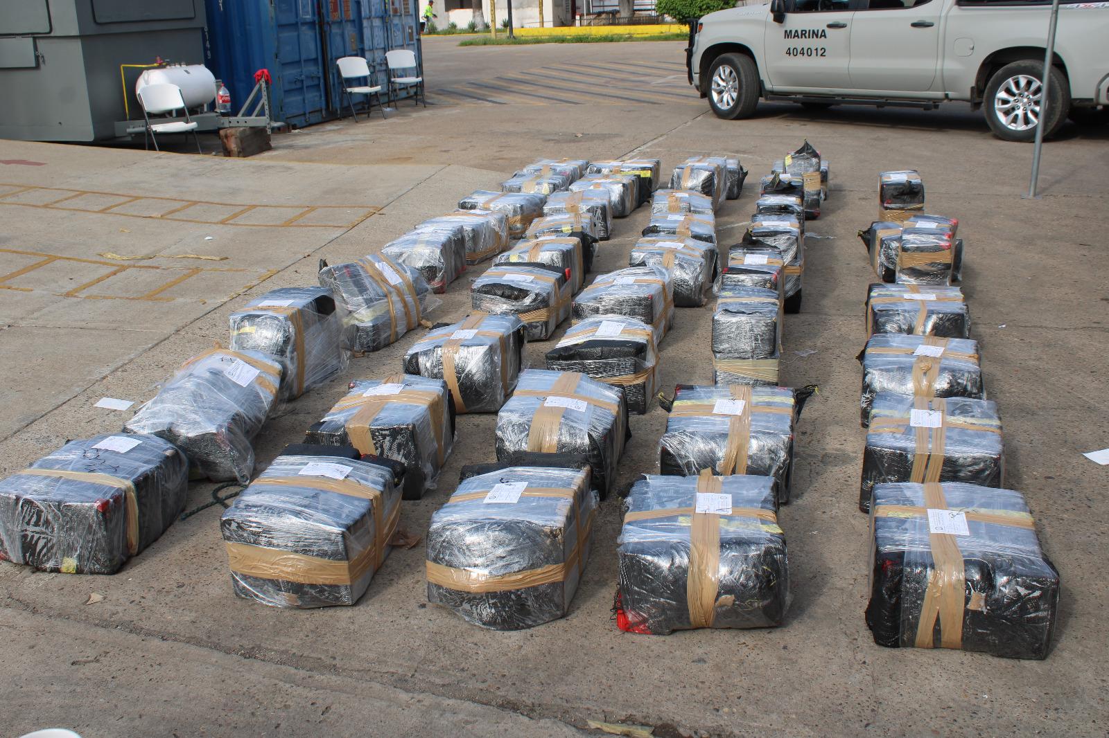 $!Aseguran paquetes con droga y otros materiales flotando en el mar, entre Nayarit y Sinaloa