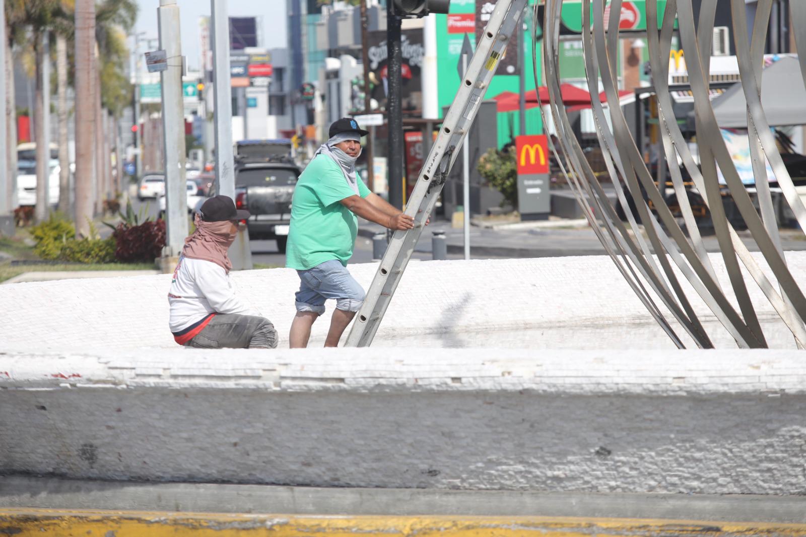 $!Continúan labores de limpieza y mantenimiento en monumentos de Mazatlán