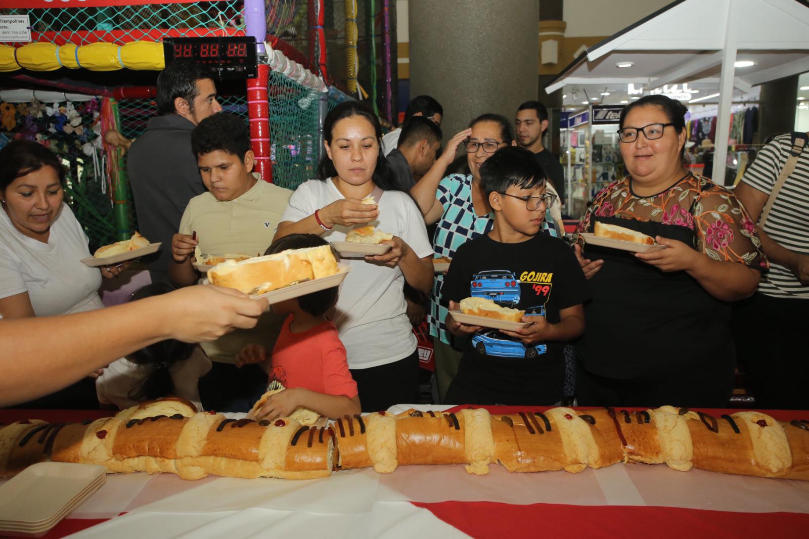 $!Casa Ley del Mar endulzó a sus clientes con mega rosca y chocolate, en el Día de Reyes
