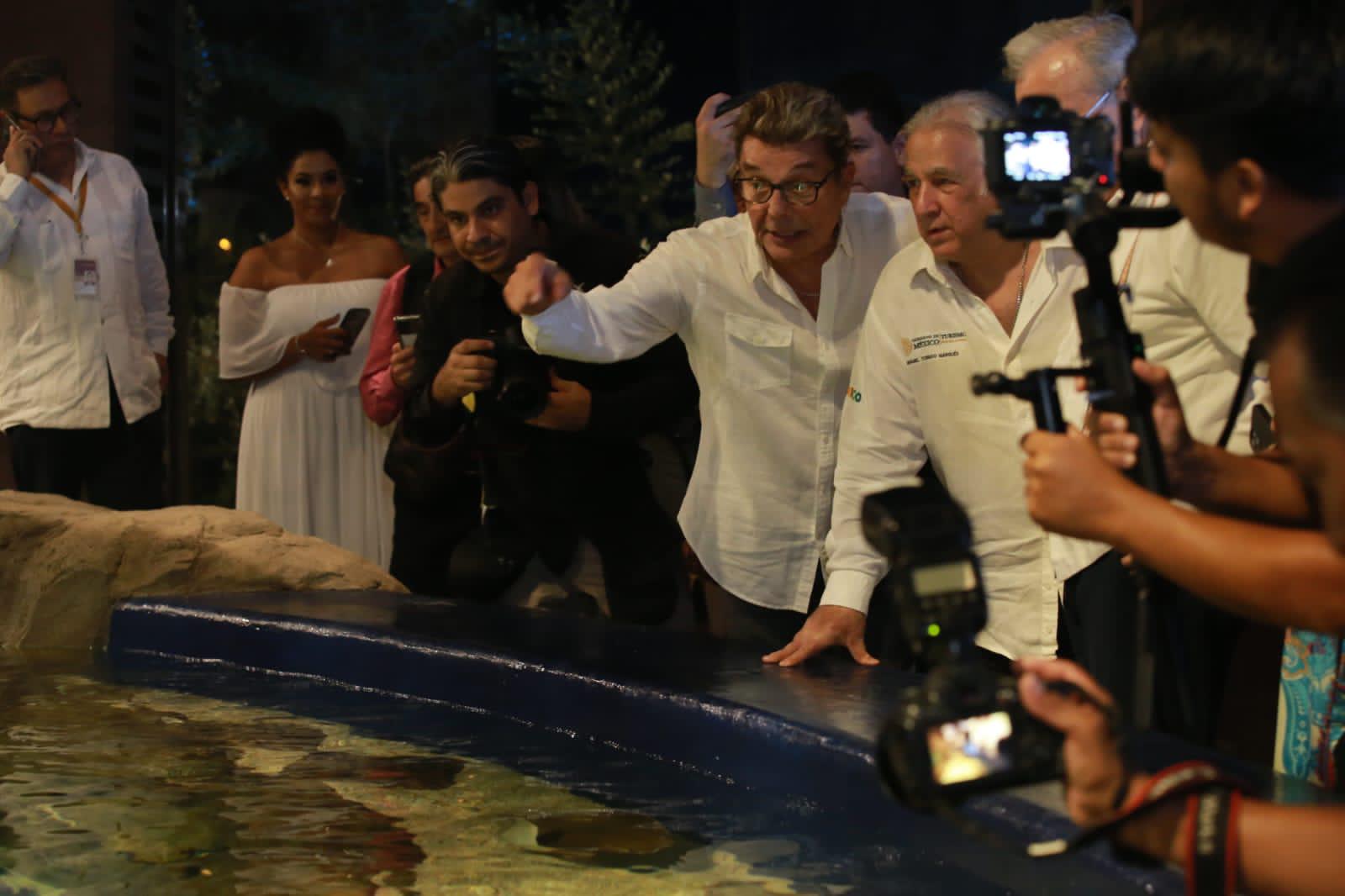 $!Ernesto Coppel Kelly y Miguel Torruco en una de las hábitat interactivas del recinto acuático.
