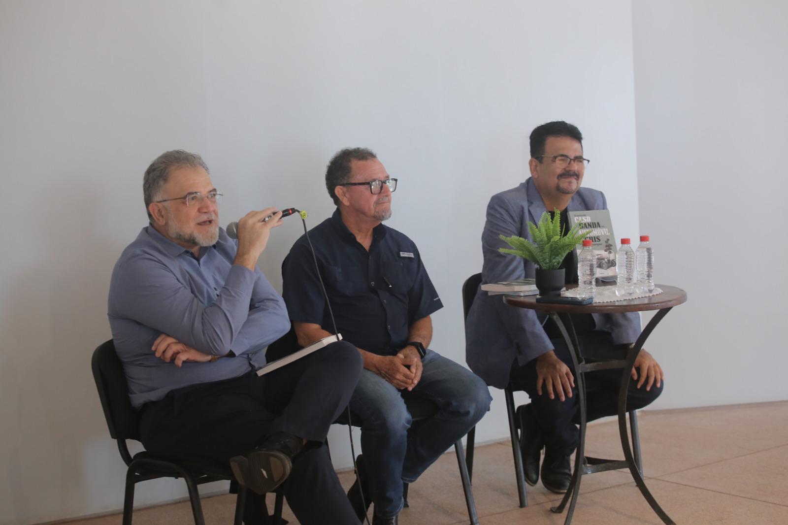 $!Bernardo Lizárraga subrayó el carácter intrigante del libro y la manera en que la historia del automovilismo se entrelaza con el surgimiento de la delincuencia urbana. Aquí junto a Luis Antonio Martínez Peña y el autor.