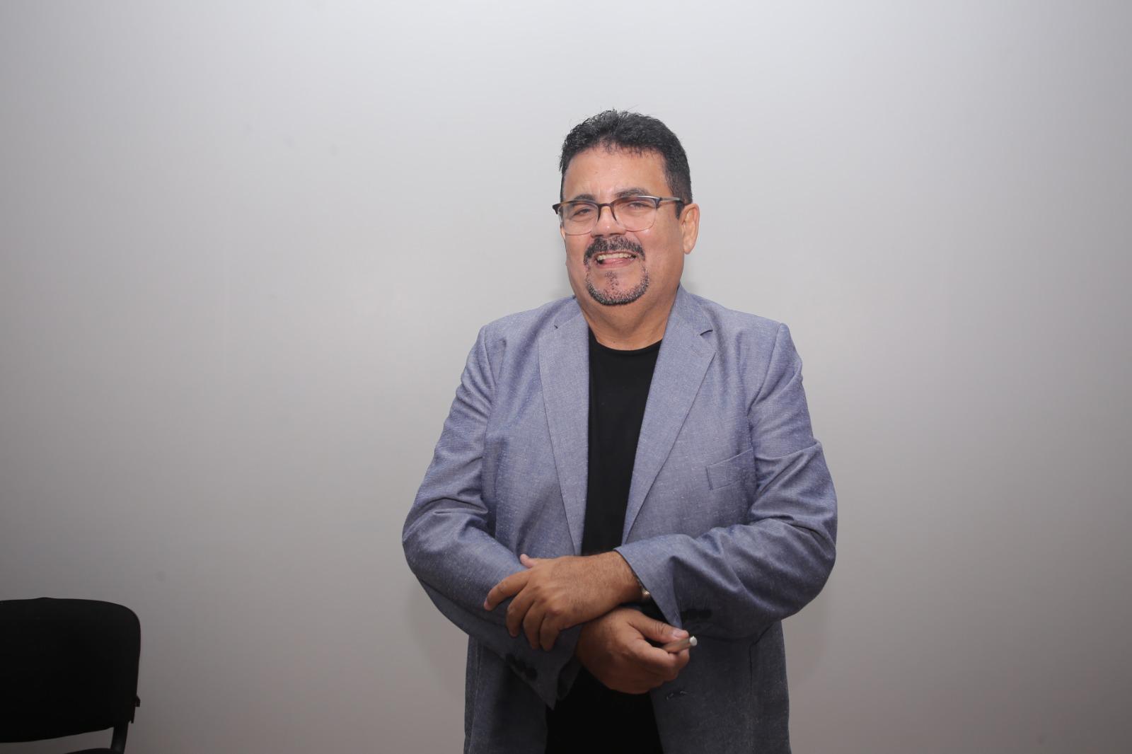 $!Juan José Rodríguez en la presentación de su más reciente obra.