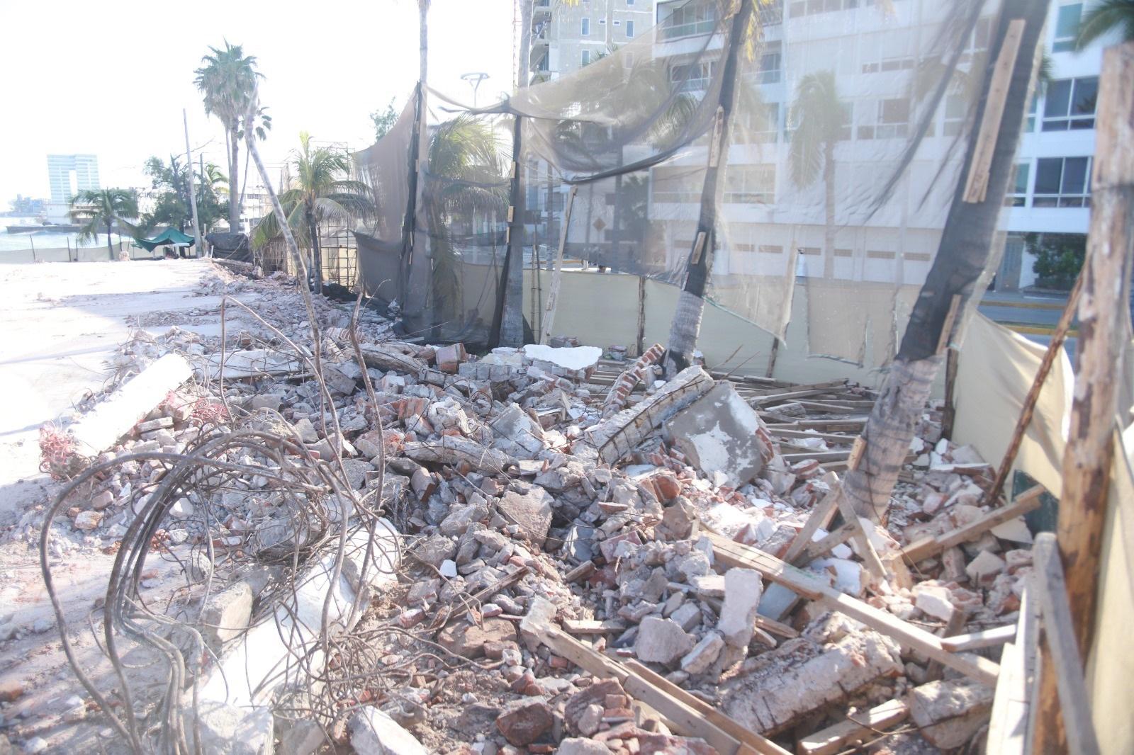 $!Escombros y varillas, lo que quedó de la Casa del Marino en Mazatlán