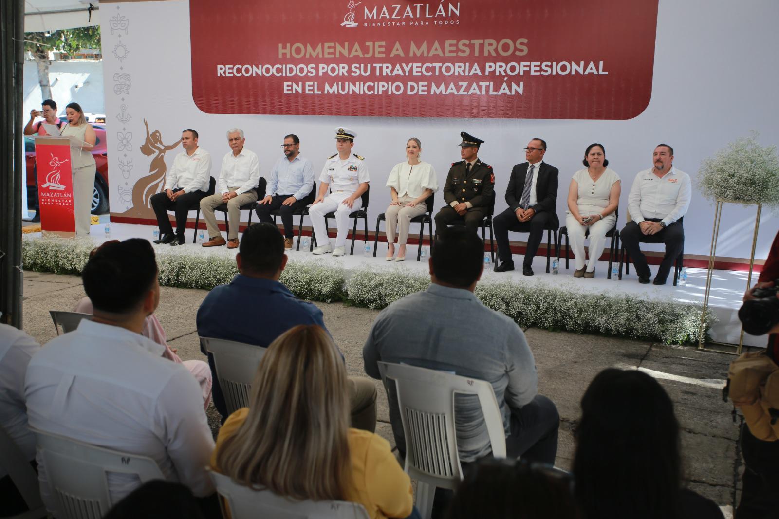 $!Mazatlán honra legado de tres docentes en el Monumento al Maestro