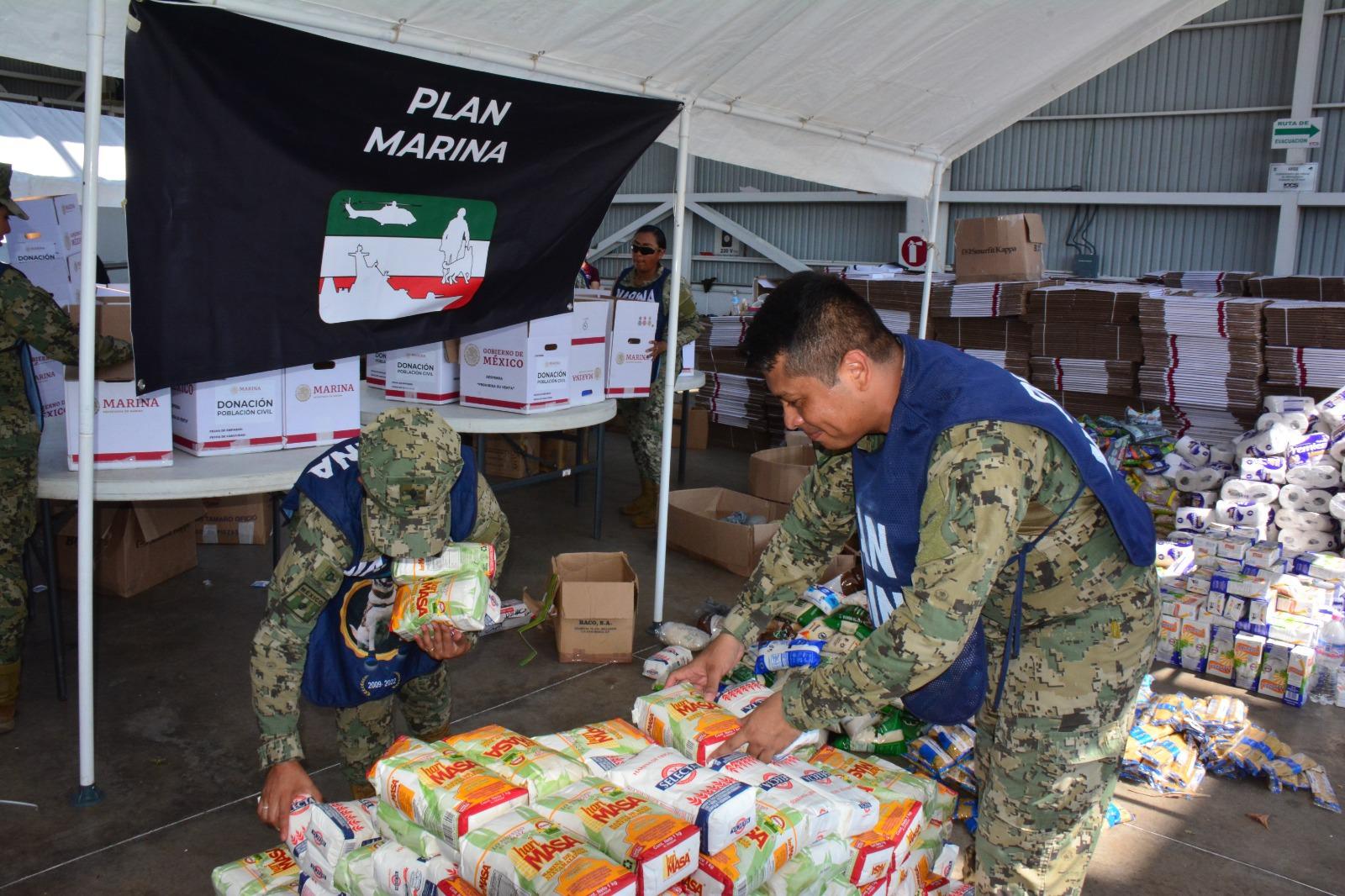 $!Da personal naval su mayor esfuerzo en el traslado y entrega directa de despensas en Guerrero