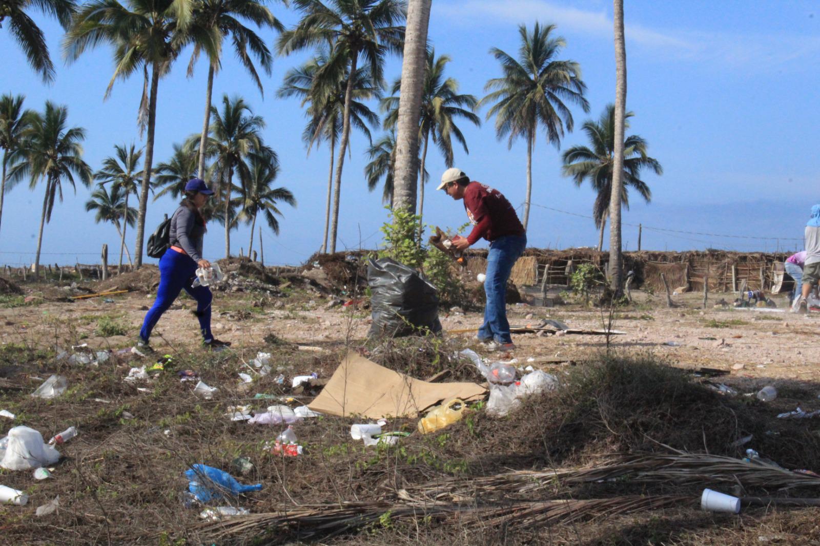 $!Realizan jornada de limpieza en playa Las Cabras, en Escuinapa