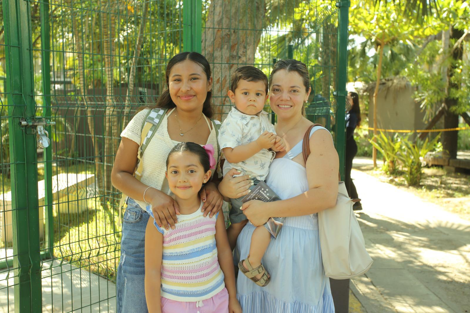 $!Eira Acevedo y Paulina Bastidas con los pequeños Sofía y Fernando Favela, de Ensenada.