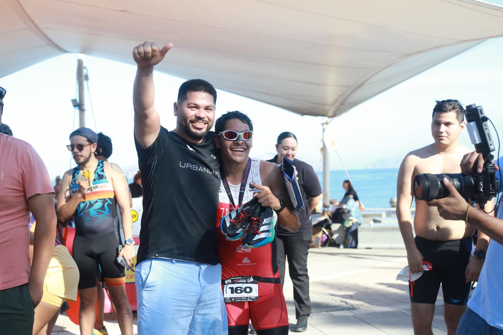 $!José Luis ‘Perrón’ Zazueta conquista el Triatlón Trimaz 2026