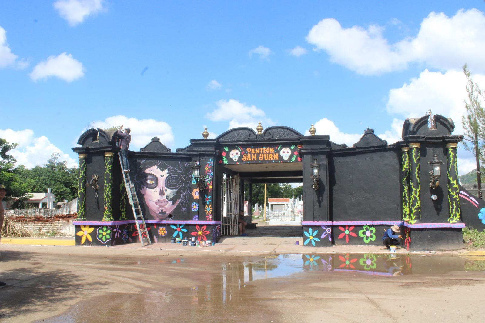 $!Renuevan fachada del panteón San Juan en El Rosario con motivos de Día de Muertos