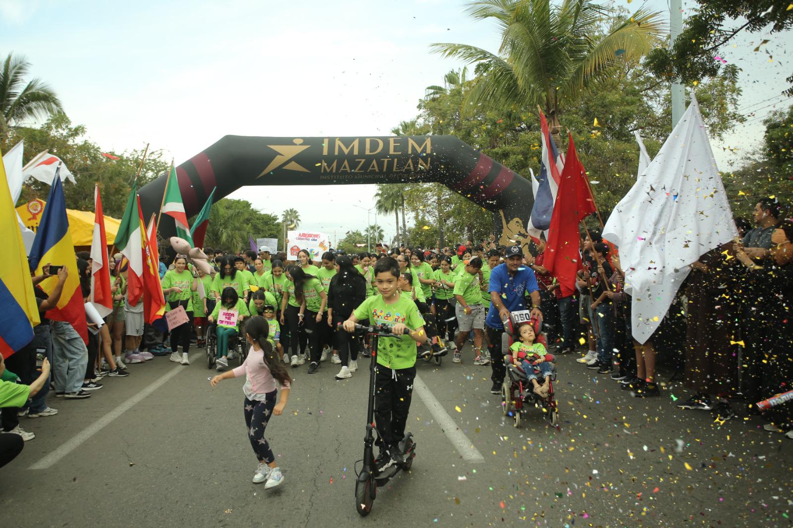 $!ICO reúne a más de mil personas en carrera inclusiva por la solidaridad en Mazatlán