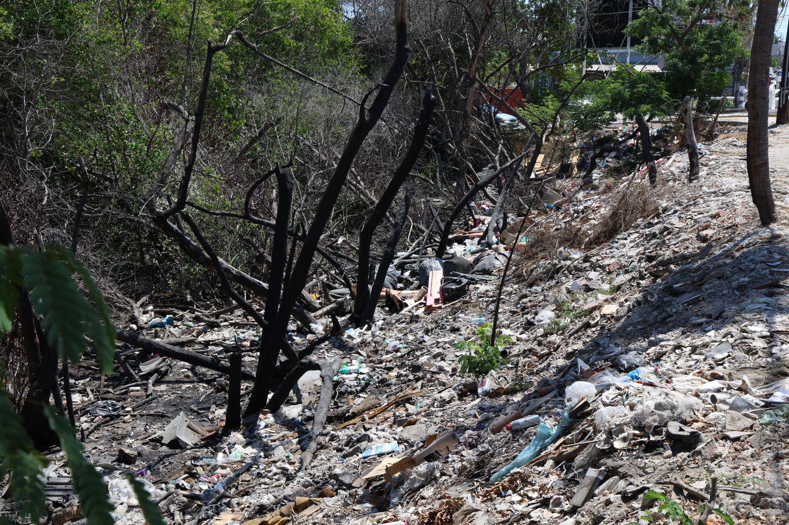 $!Basura y agua estancada afectan al Arroyo Jabalines y canales de Mazatlán