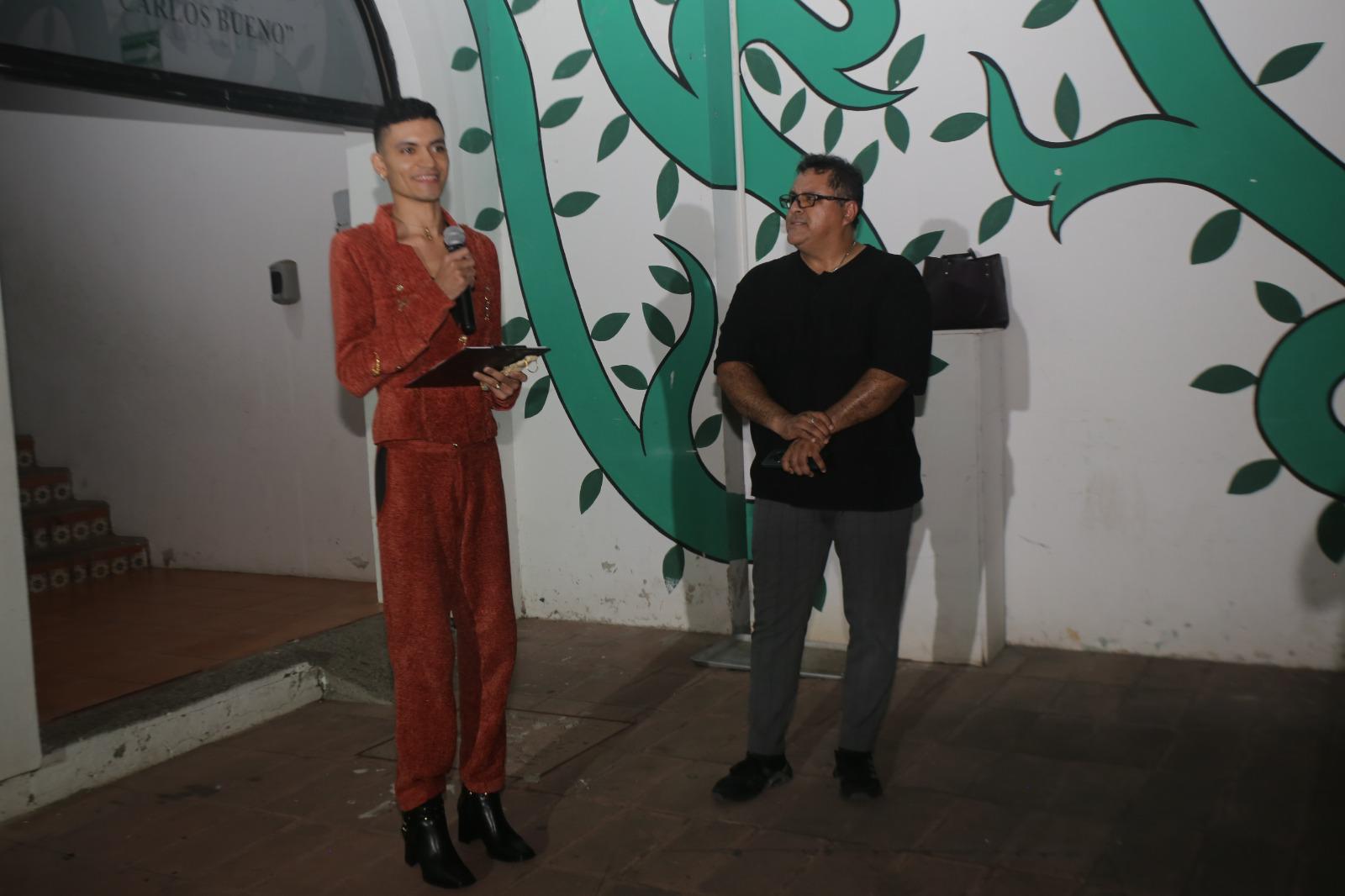 $!Kevin Martínez ofrece un mensaje al público durante la inauguración de El jardín de los rostros híbridos, en la Galería Carlos Bueno del Museo de Arte de Mazatlán.