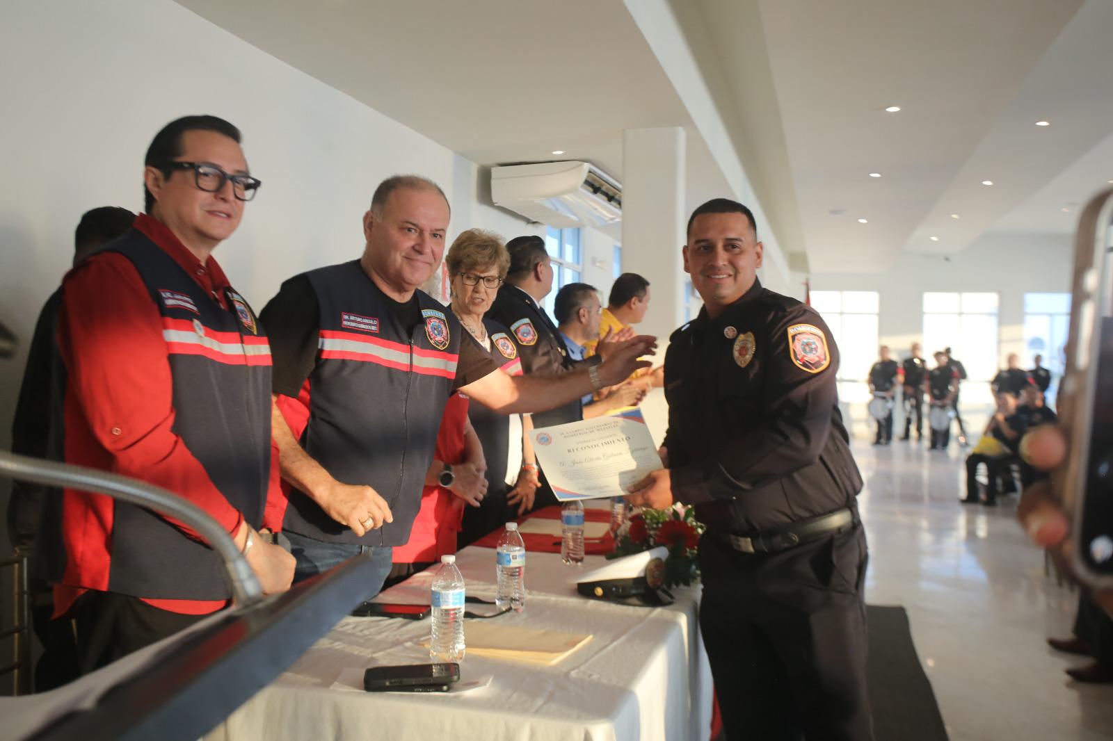 $!Celebra Bomberos Mazatlán su día entre reconocimientos y relevo generacional