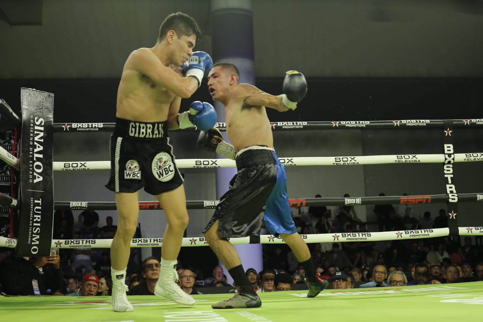 $!Pedro Guevara sale con el brazo en alto ante ‘Pamba’ Valdés en Mazatlán