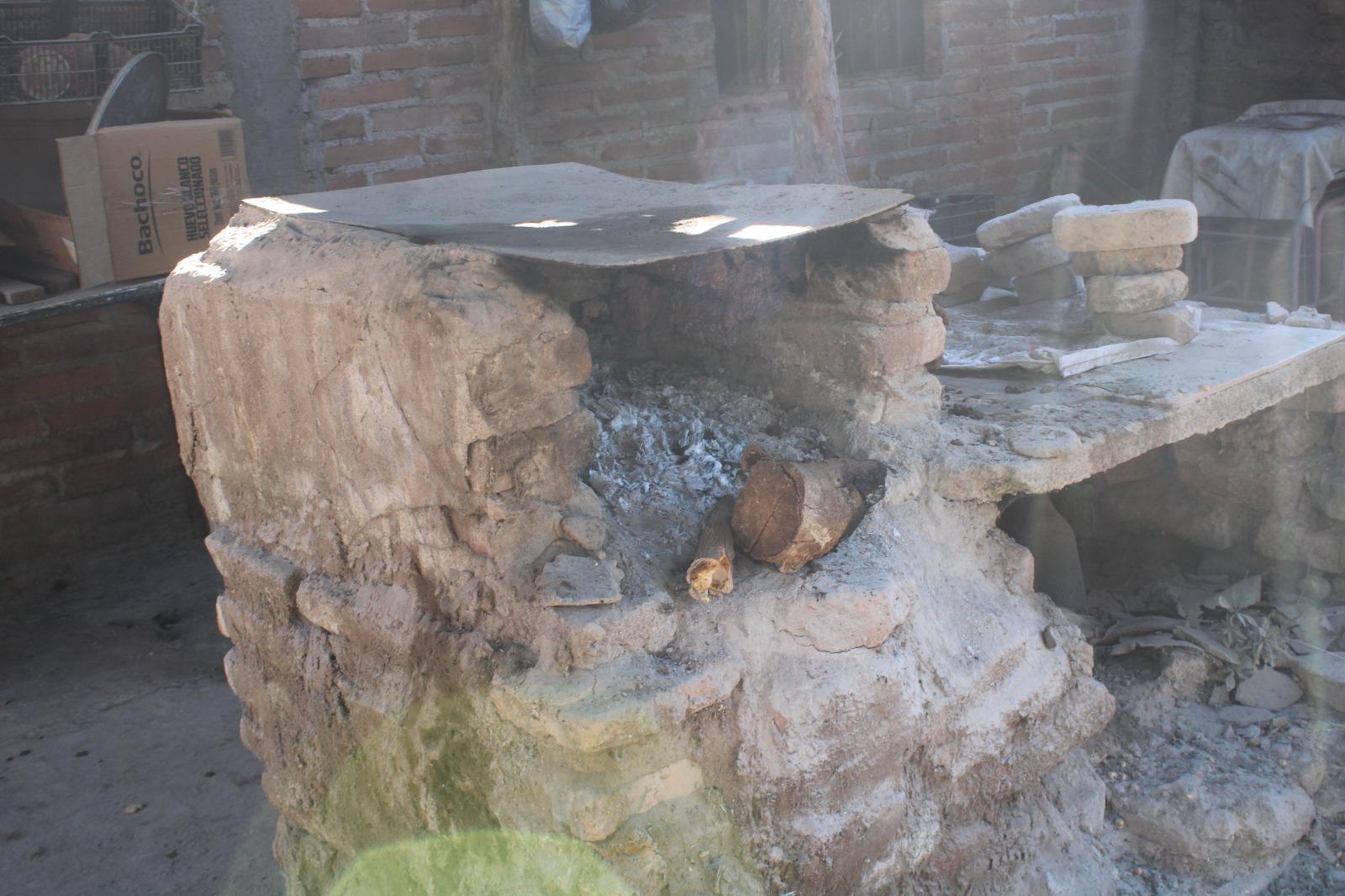 $!Manuel mantiene viva la elaboración artesanal de pinole en Cacalotán, Rosario