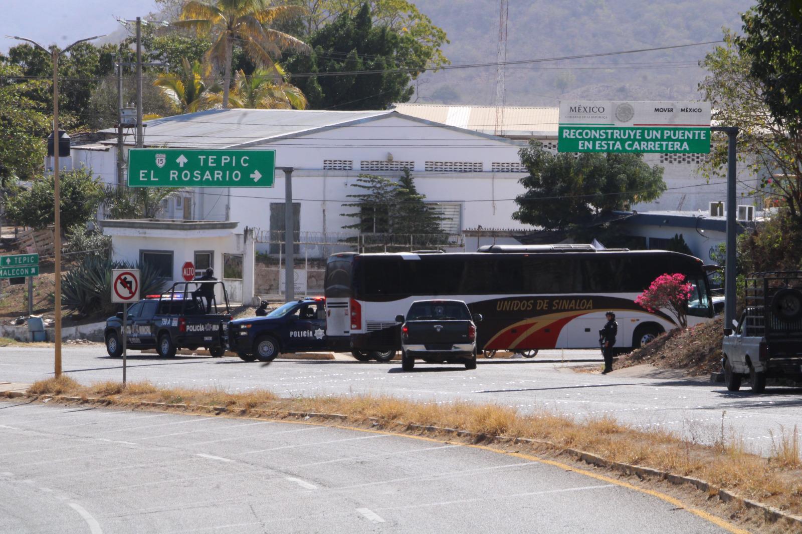 $!Bloquean con vehículos y ponchallantas el puente sobre el río Baluarte en la carretera México 15, al sur de Rosario