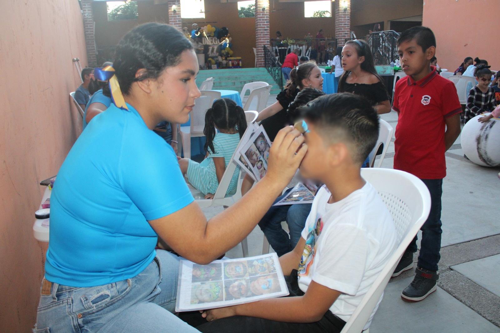 $!Rosarenses cumplen el sueño de tener piñata y bici nueva a Diego, el niño del papalote