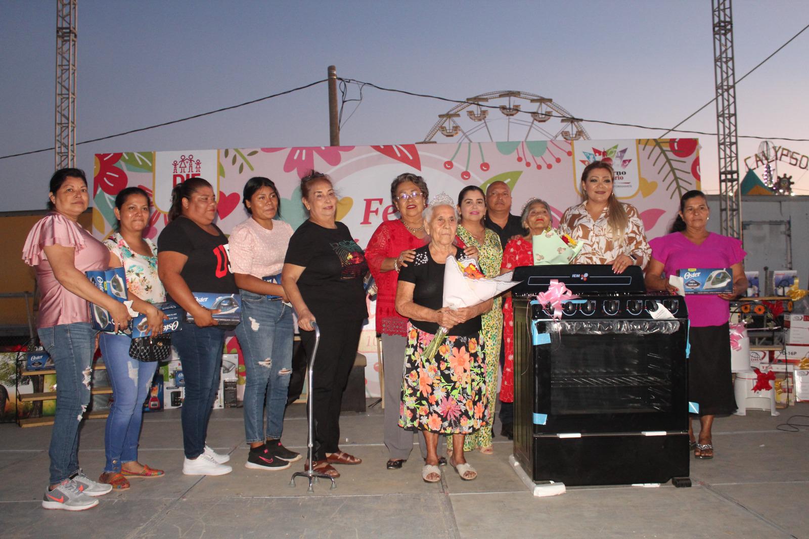 $!Disfrutan mamás festejo con rifa de regalos y elección de reina en Rosario