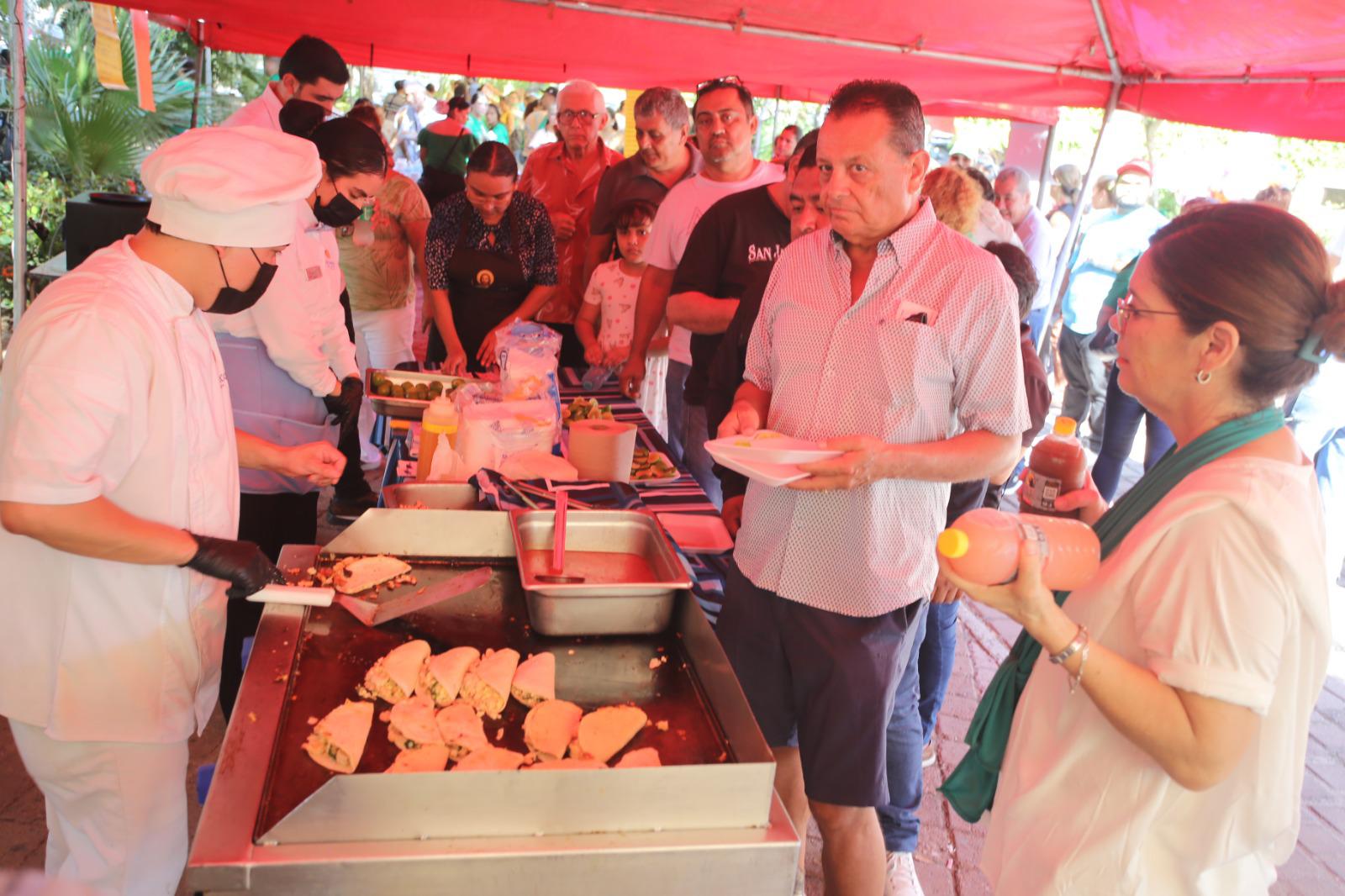 $!Los asistentes disfrutaron de la vendimia que se celebró a las afueras del Templo San Judas Tadeo.