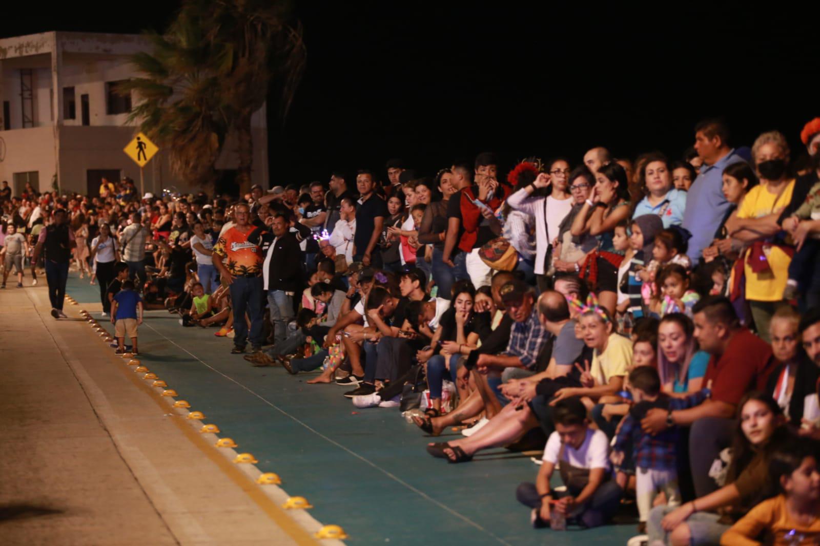 $!Disfrutan miles de personas del desfile del Día de Muertos en Mazatlán