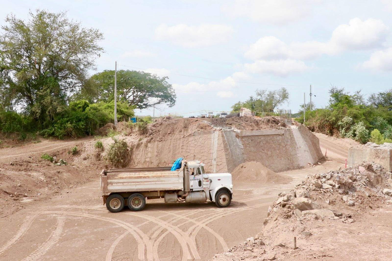 $!Supervisa Rocha Moya la construcción del puente El Quelite