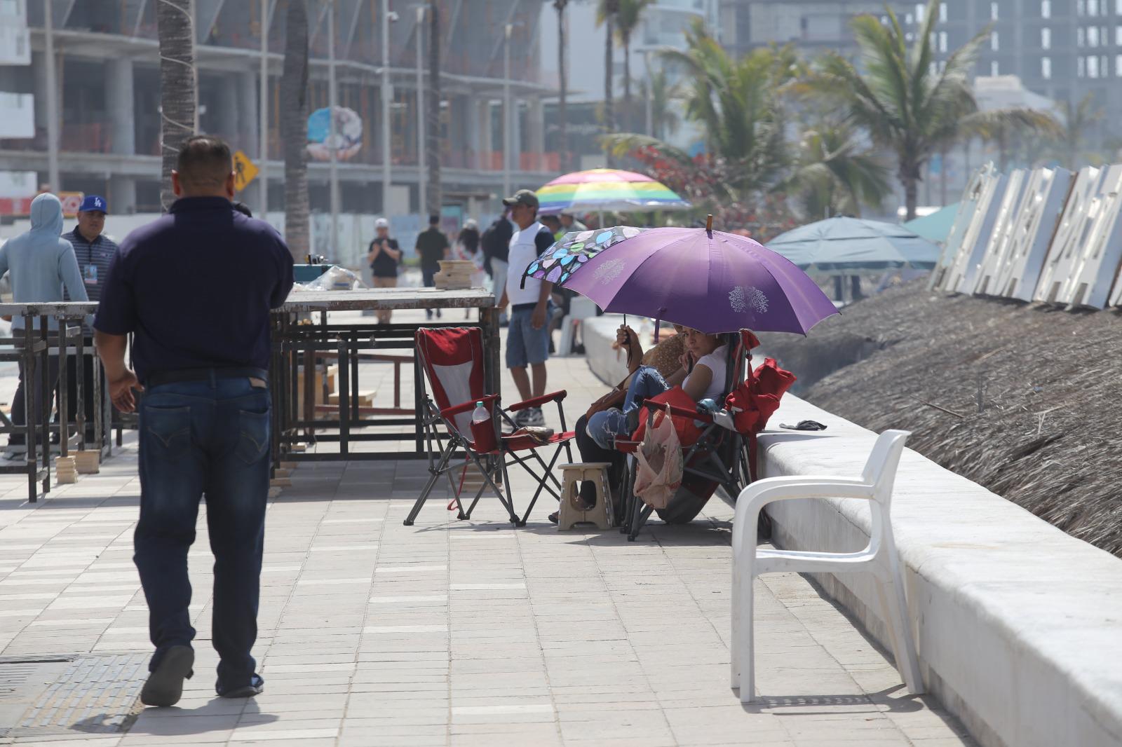 $!Continúa el apartado de lugares en el malecón para el desfile de Carnaval de Mazatlán