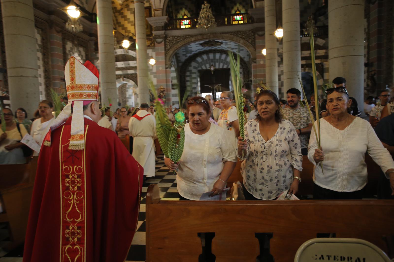 $!Obispo de Mazatlán llama a vivir la paz y la bondad en el Domingo de Ramos