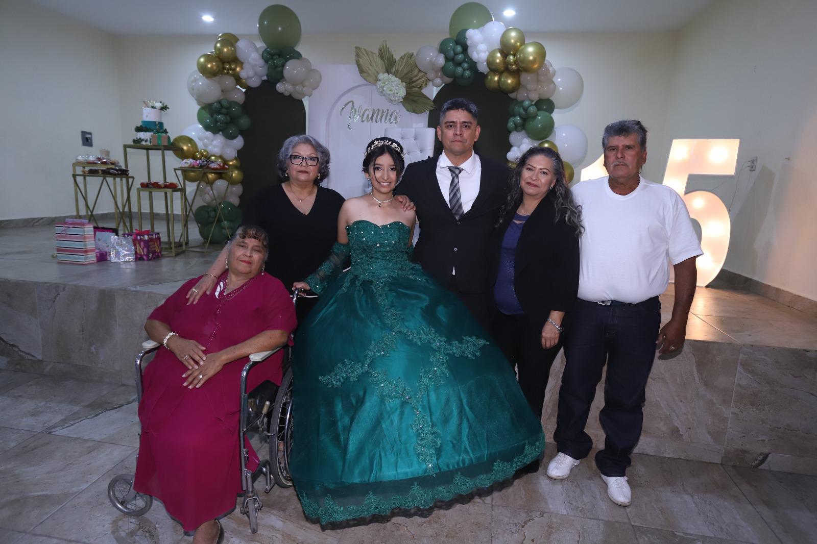 $!Virginia Osuna, Laura Osuna, Iván Zúñiga, Elisa Osuna y Francisco Osuna, se tomaron la foto del recuerdo con Ivanna.