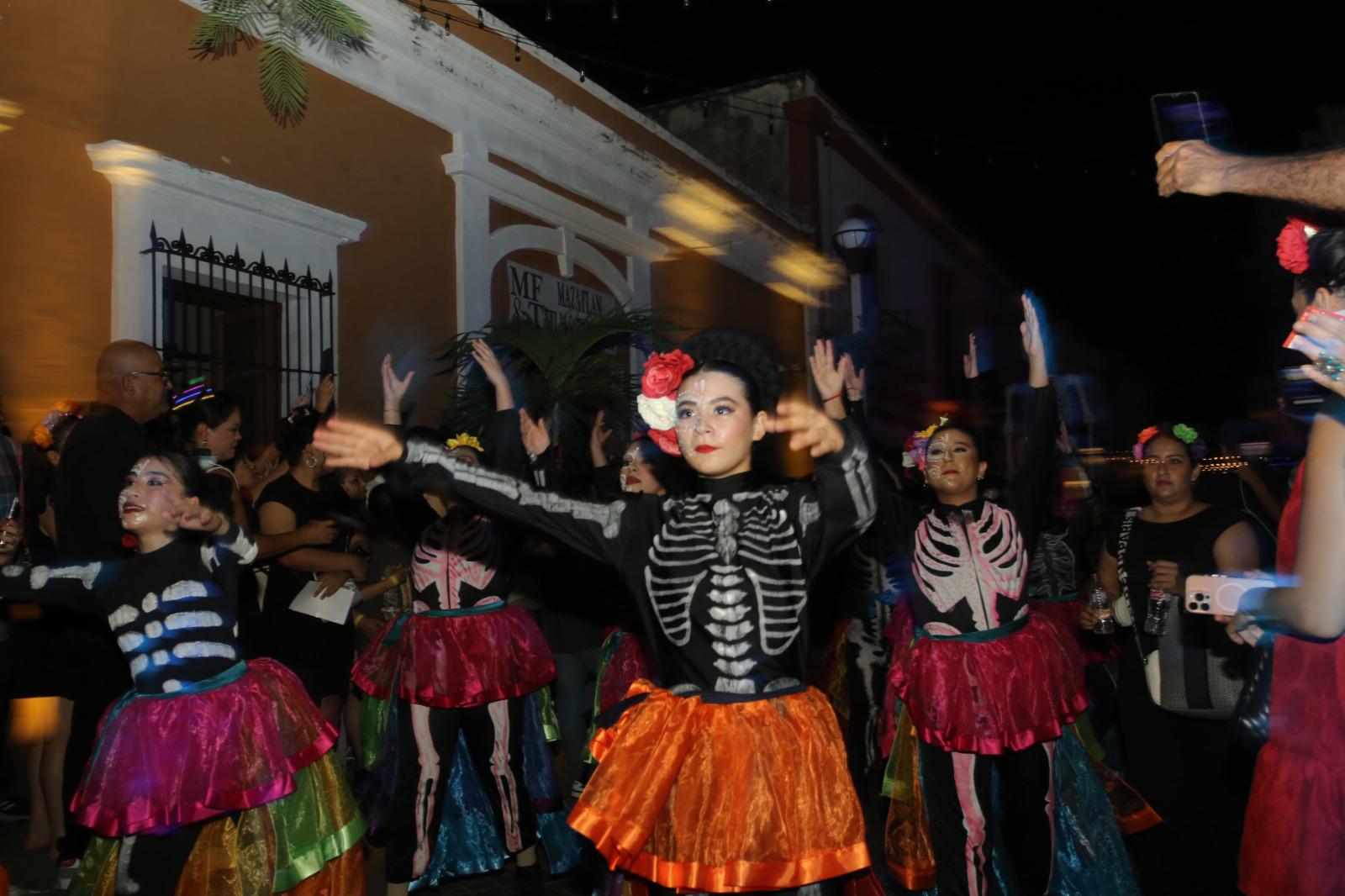 $!Catrinas, calaveras y almas de ultratumba encienden el ambiente festivo de la callejoneada en Mazatlán