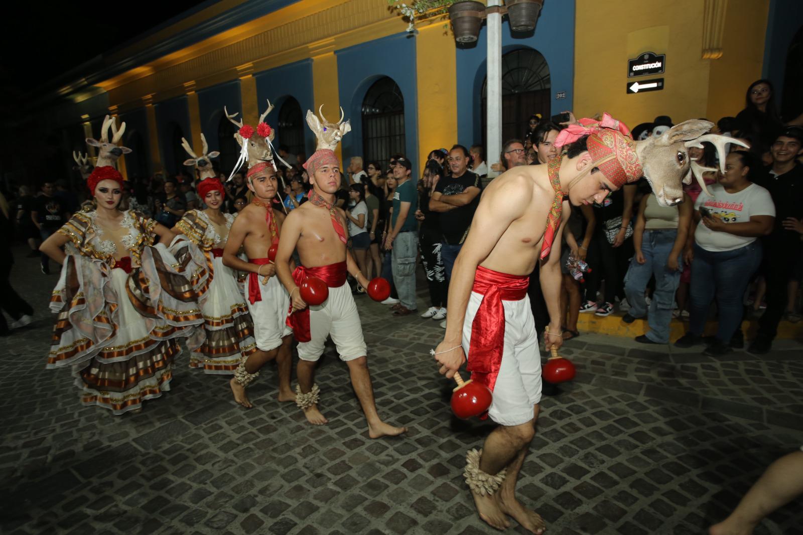 $!La danza del Venado se presentó durante el recorrido.