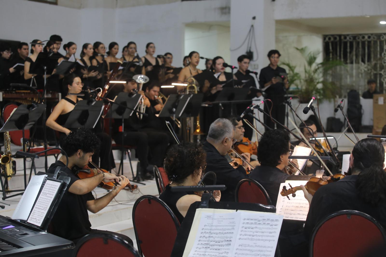 $!El Ensamble Vocal del Centro Municipal de las Artes, dirigido por Juan Pablo García, participó en la interpretación de la Misa brevis en Sol mayor “Pastoral”, de Mozart.