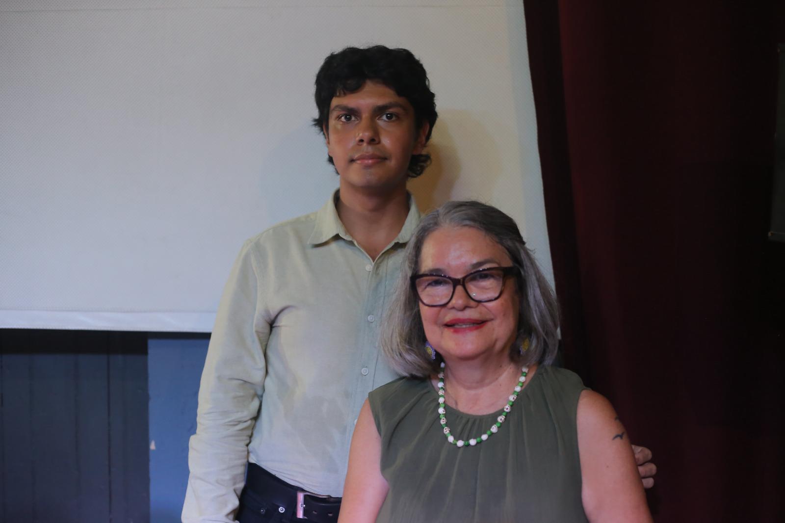 $!Laura Medina, promotora de lectura y creadora de La Casa del Caracol, acompañó al joven escritor en la presentación de la obra, que inaugura una nueva etapa editorial para el proyecto.