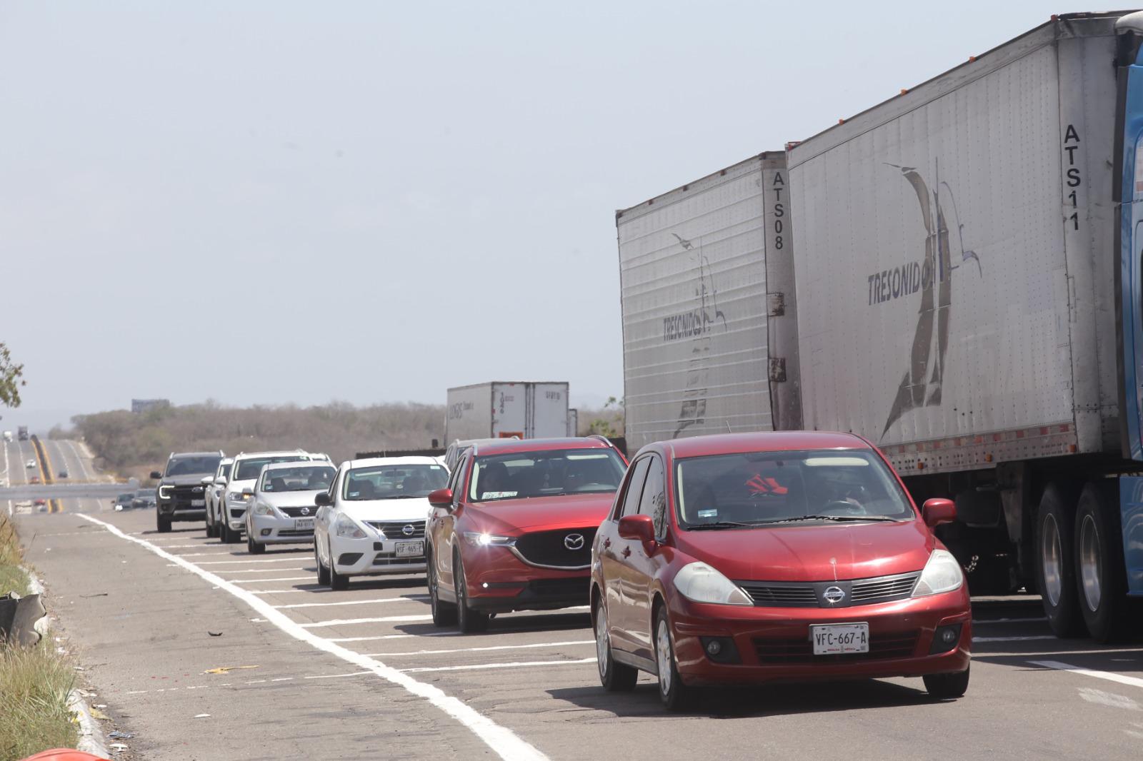 $!Fuerte éxodo vehicular se registra en caseta de peaje de Mármol tras concluir la Semana Santa