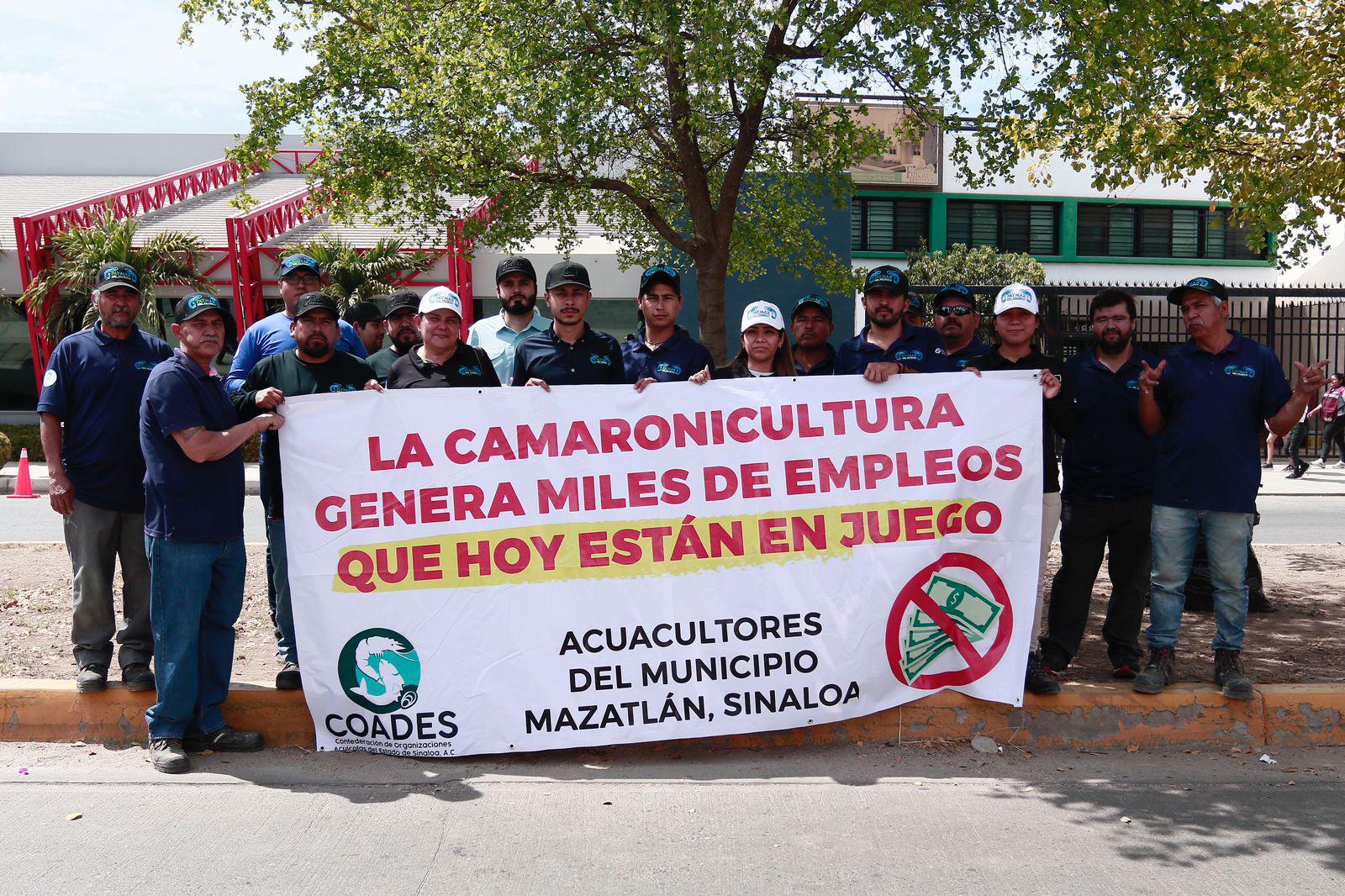 $!A puerta cerrada, AMLO se reúne con Servidores de la Nación en Culiacán