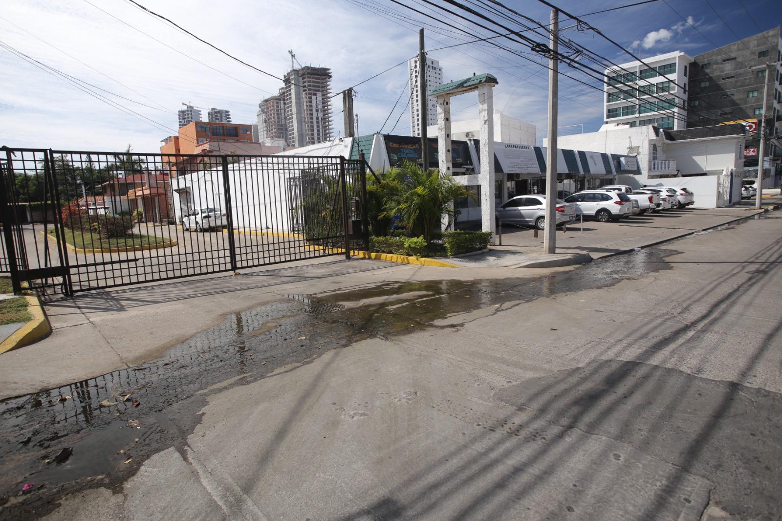 $!Denuncian fugas de aguas negras sobre la Avenida Lola Beltrán, en Mazatlán