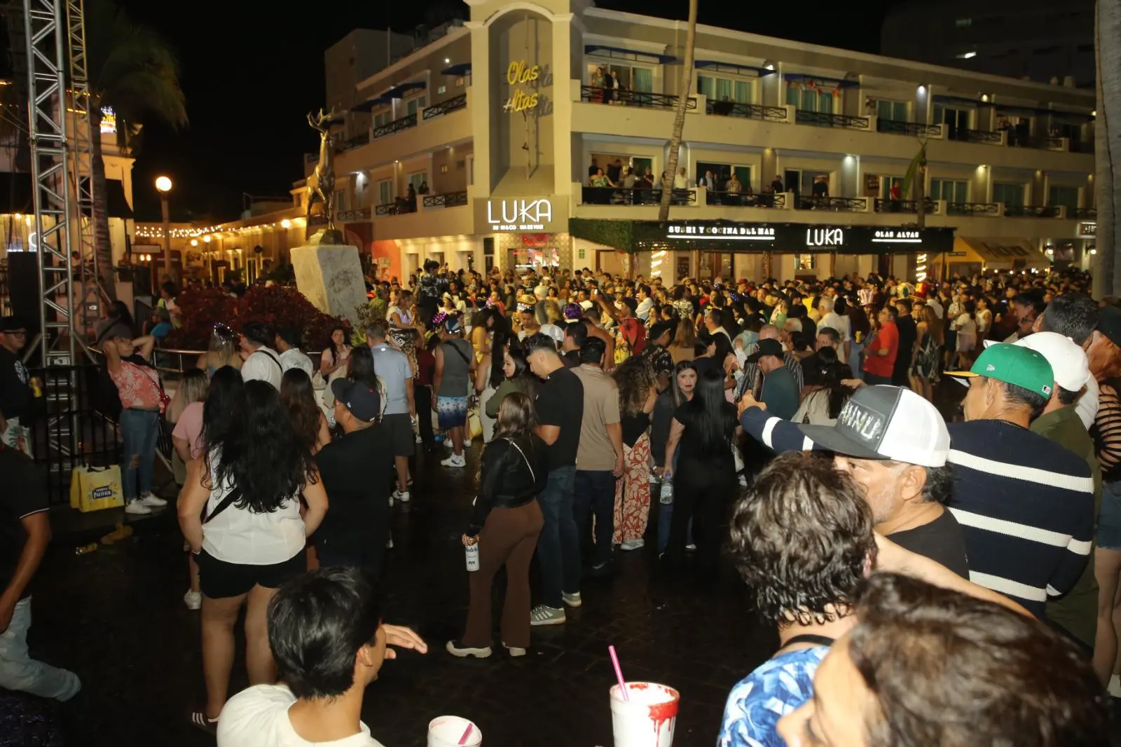 $!Olas Altas vive una noche de fiesta con miles de asistentes