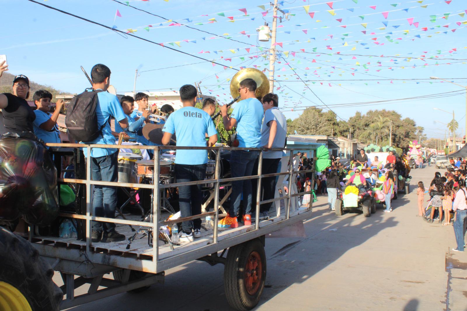 $!Disfrutan familias desfile de las tradicionales fiestas de marzo en Aguaverde, en Rosario