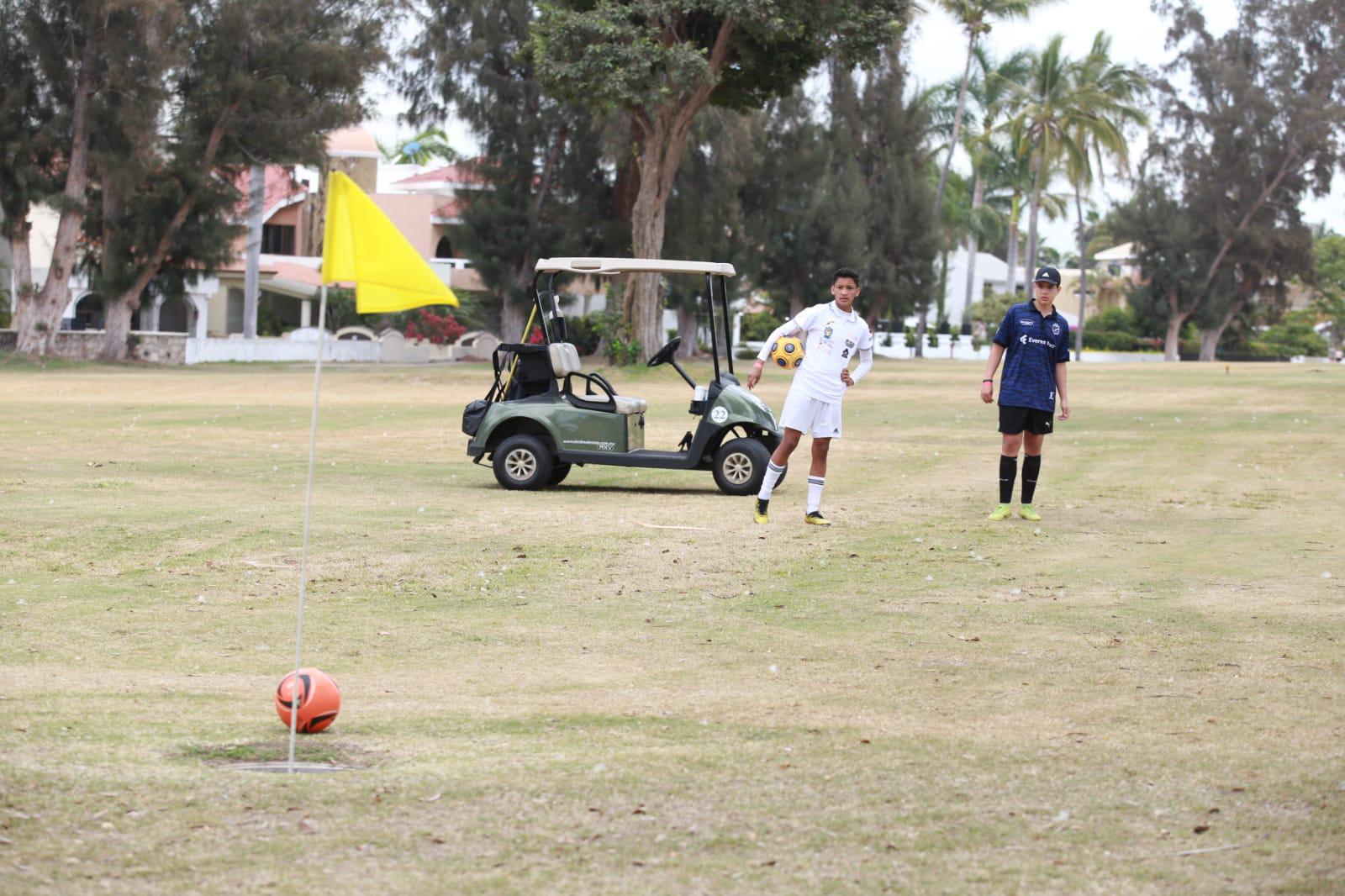 $!Patiño, ex jugador de Pumas, se adueña del Mazatlán Open de Foot Golf