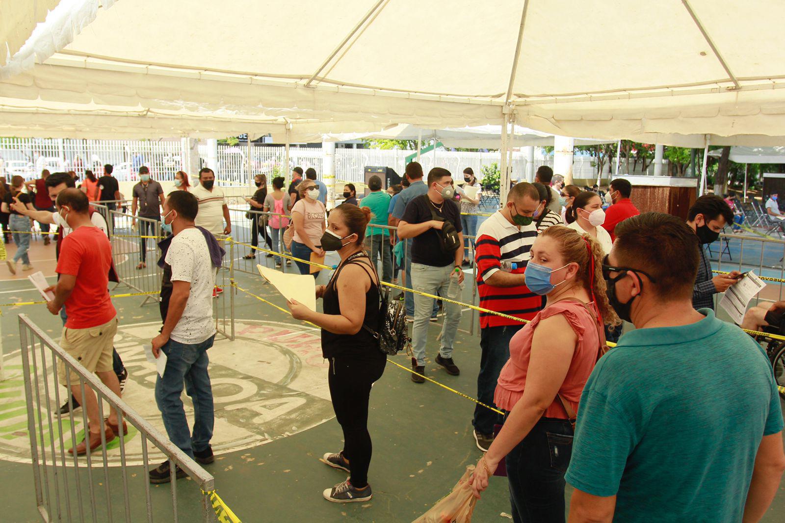 $!Jóvenes de 30 a 39 años acuden a vacunarse por segundo día en Culiacán