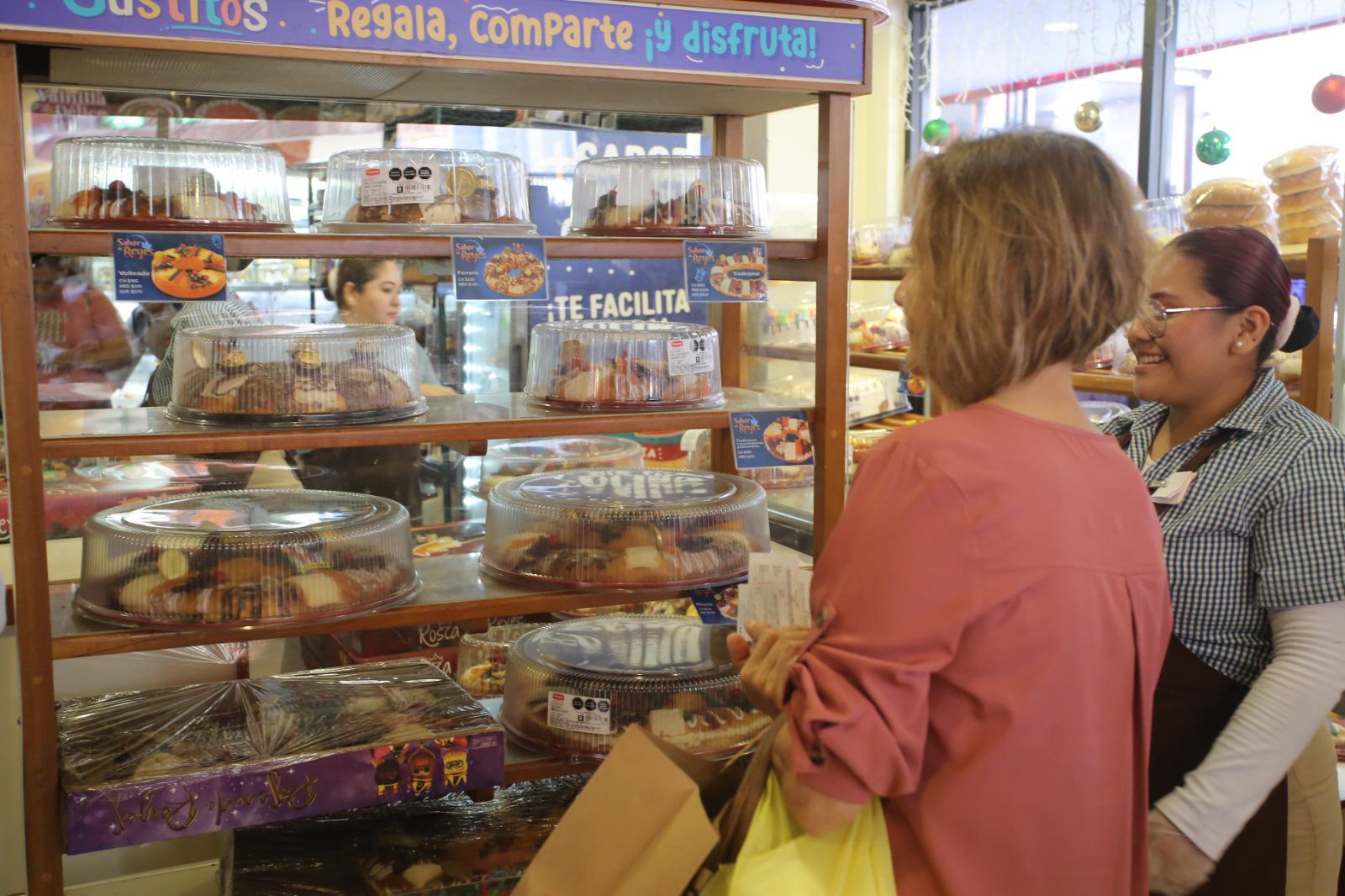 $!Mazatlecos cumplen con la tradición de adquirir la rosca de Reyes este 6 de enero