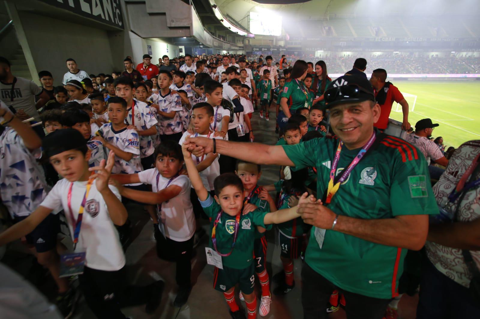 $!Dan banderazo de arranque de la Copa Mazatlán de Futbol 11 y 9