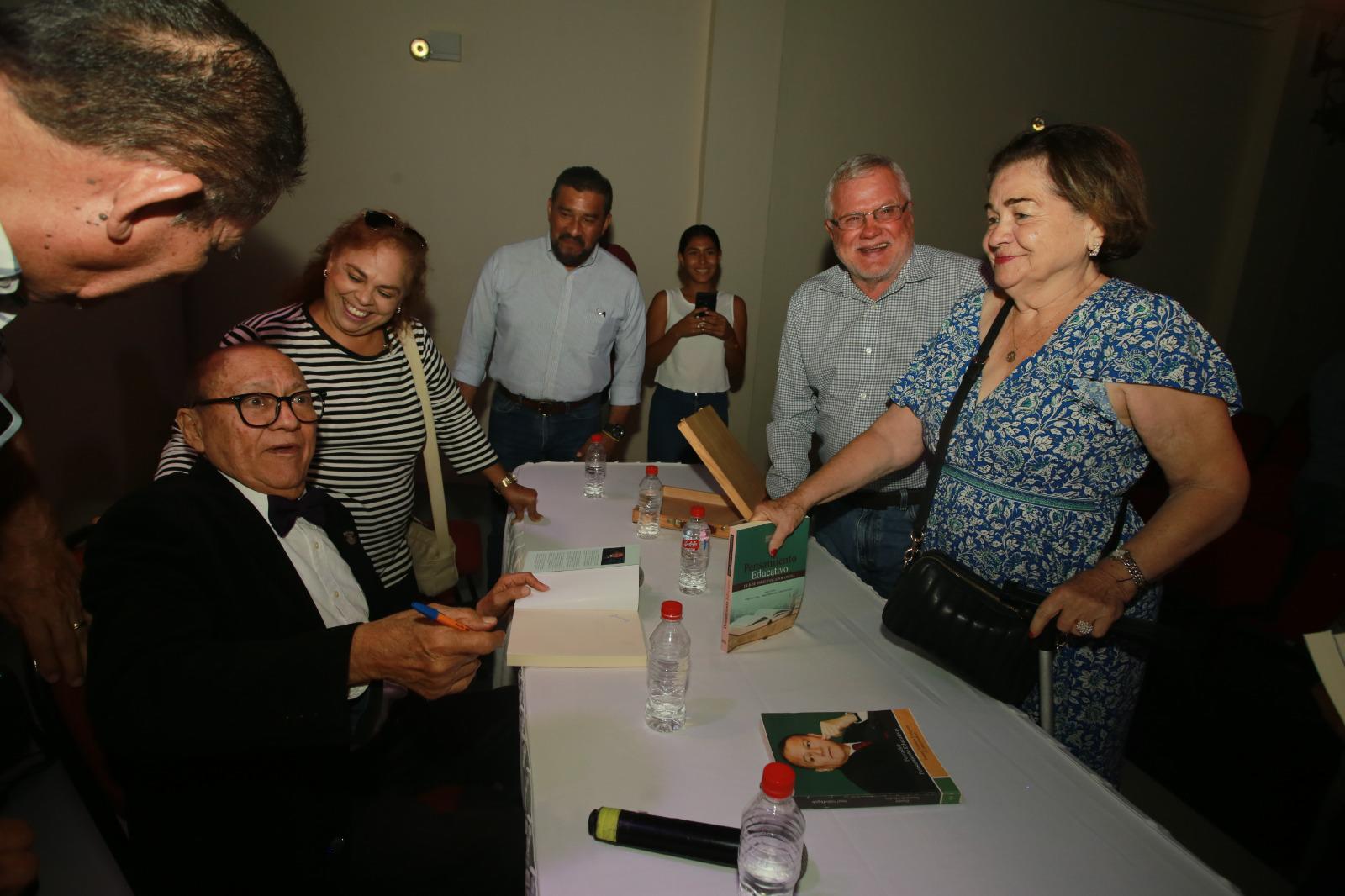 $!Al final, el autor autografía algunos libros de los presentes.